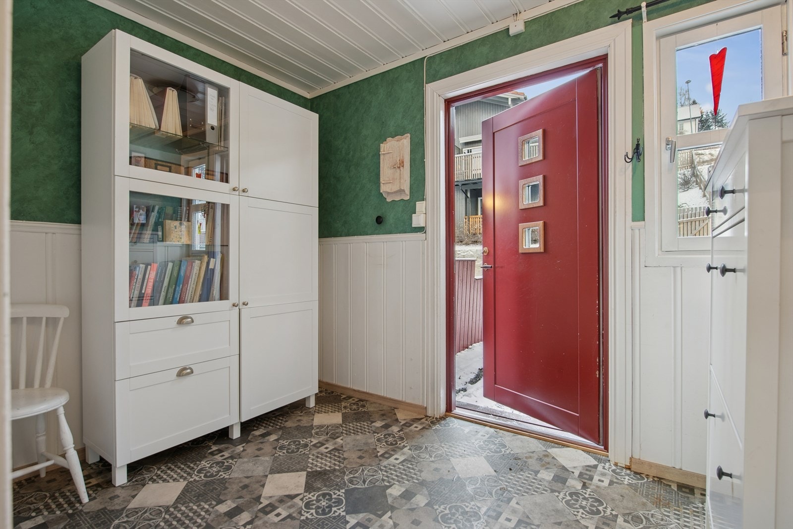 Dagens entré i 1. etasje er opprinnelig inntegnet som et soverom. Endringer fra hoveddel (soverom) til hoveddel (entré) er ikke søknadspliktig forutsatt at det tilfredsstiller kravene for varig opphold. Galleribilde