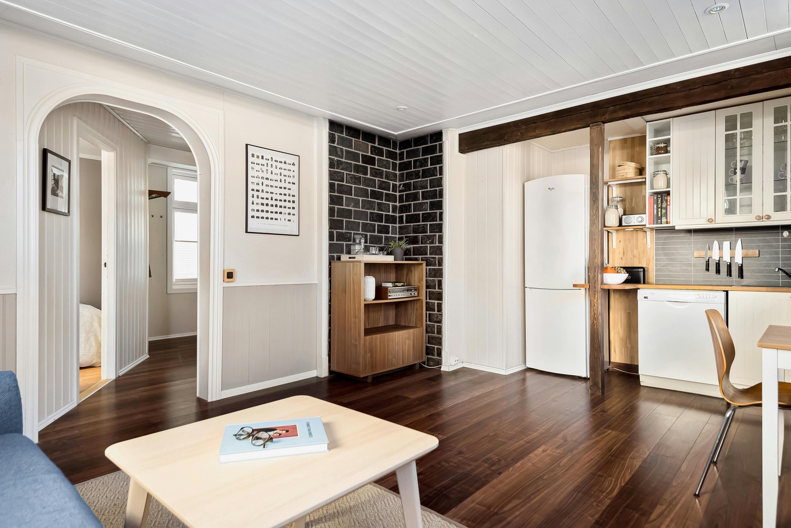 God takhøyde med spotter i tak. Galleribilde