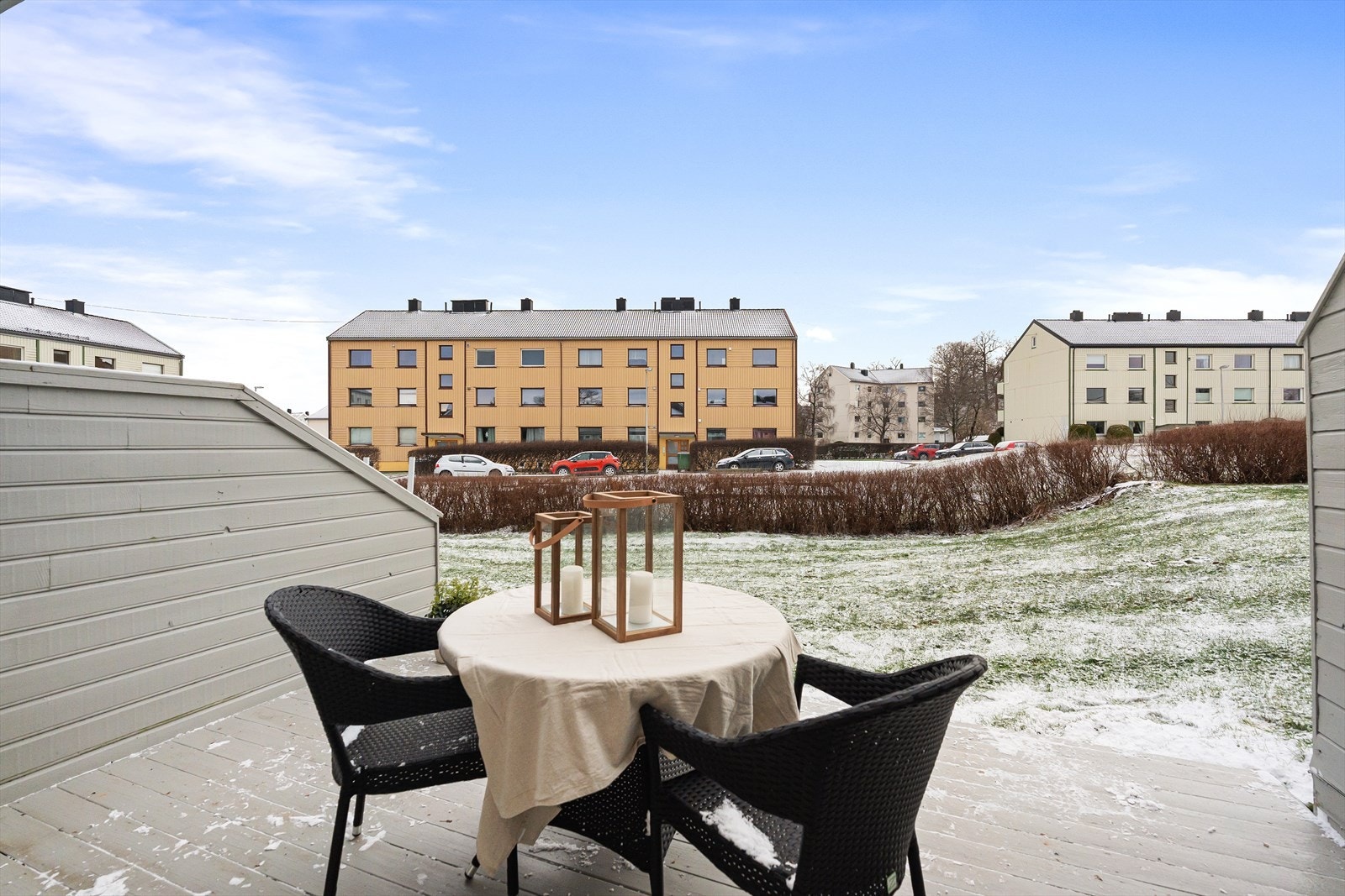 Leiligheten kan friste med en vestvendt terrasse med gode solforhold. Terrassen er målt til ca 15 kvm. av takstmann og har plass til en hyggelig sittegruppe. Galleribilde