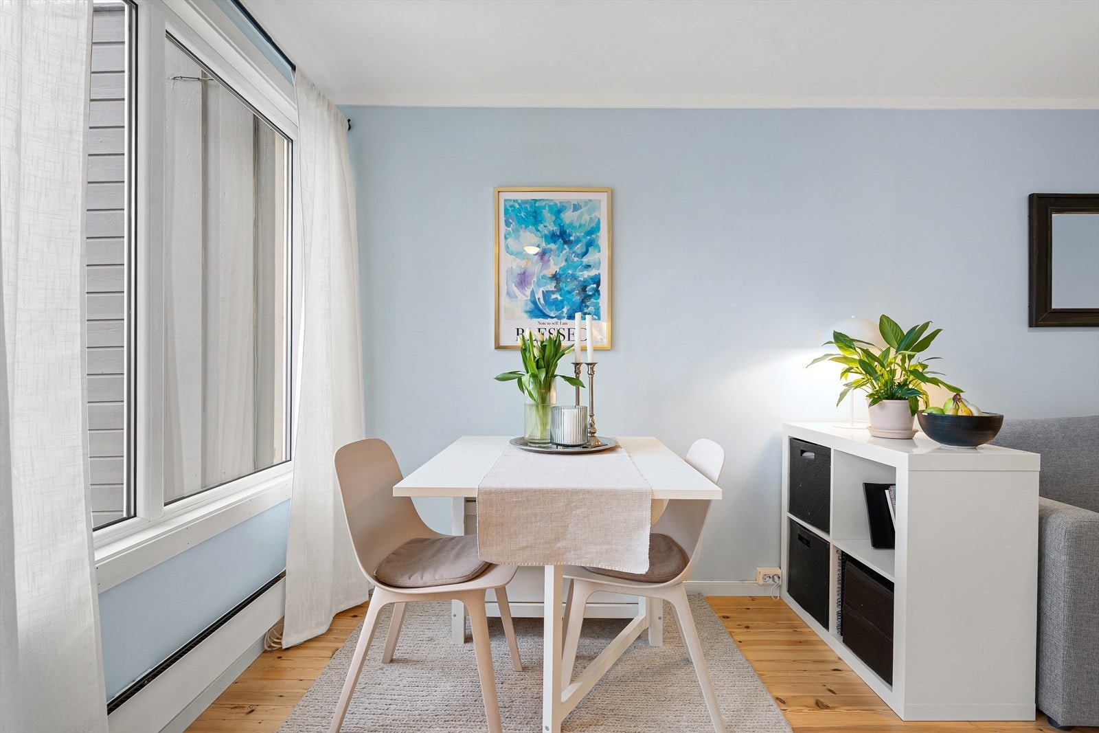 Vinduene vendt mot terrassen er fra 2013. Forøvrig er det slette malte overflater i himling, samt gjennomgående tregulv i den åpne stue/kjøkkenløsningen, entre og på soverom. Galleribilde