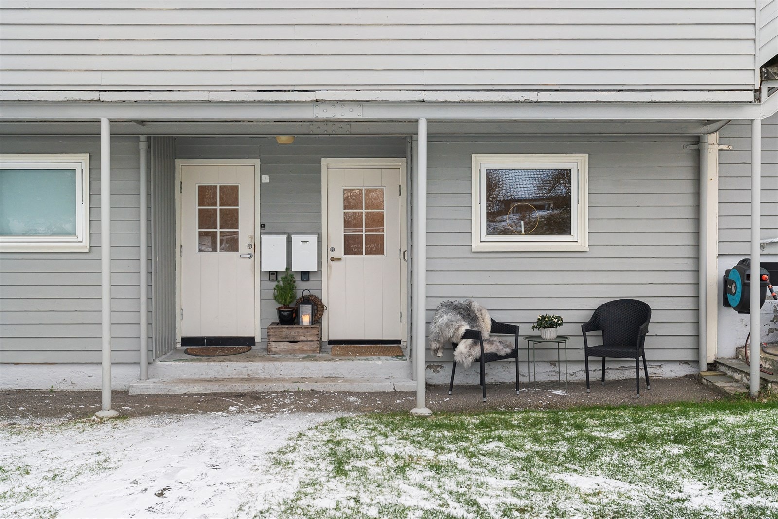 Til leiligheten har du egen ytterdør, og nåværende eier har laget til en koselig uteplass også ved inngangspartiet. Her på denne siden har du morgensolen. Galleribilde