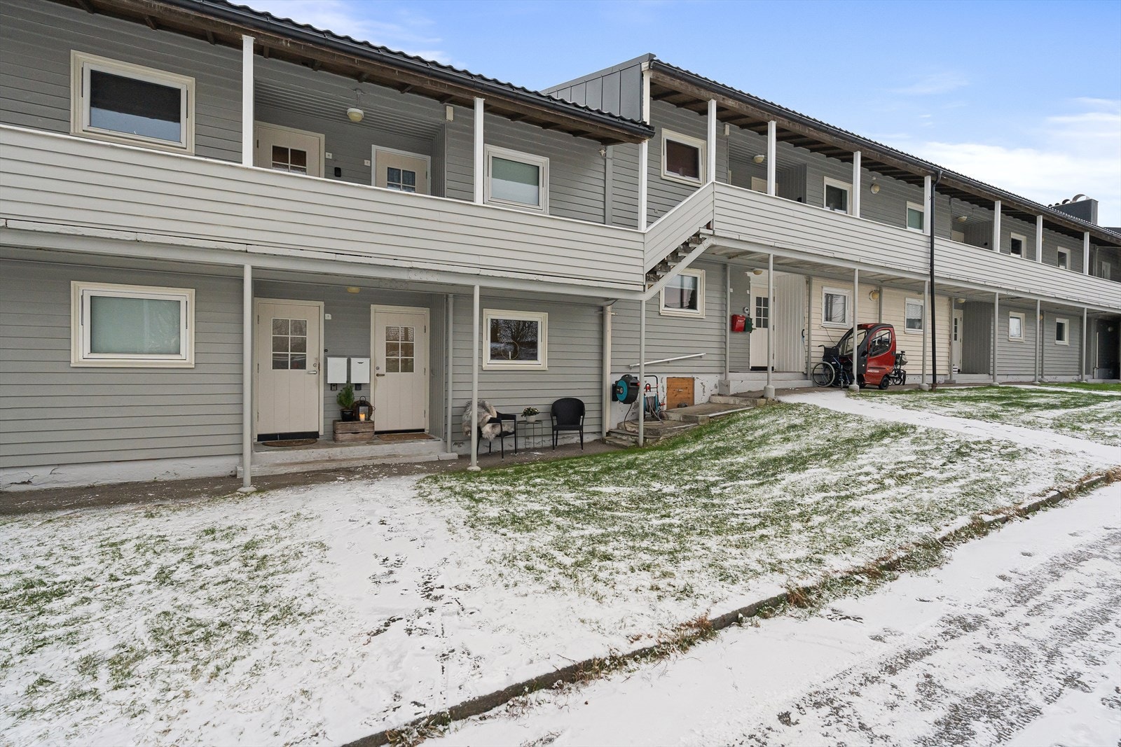 Ifølge nåværende eier er det parkering på denne siden etter "første-mann-til-mølla"- prinsippet på fellesarealet, forøvrig i gate etter gjeldende bestemmelser. Galleribilde