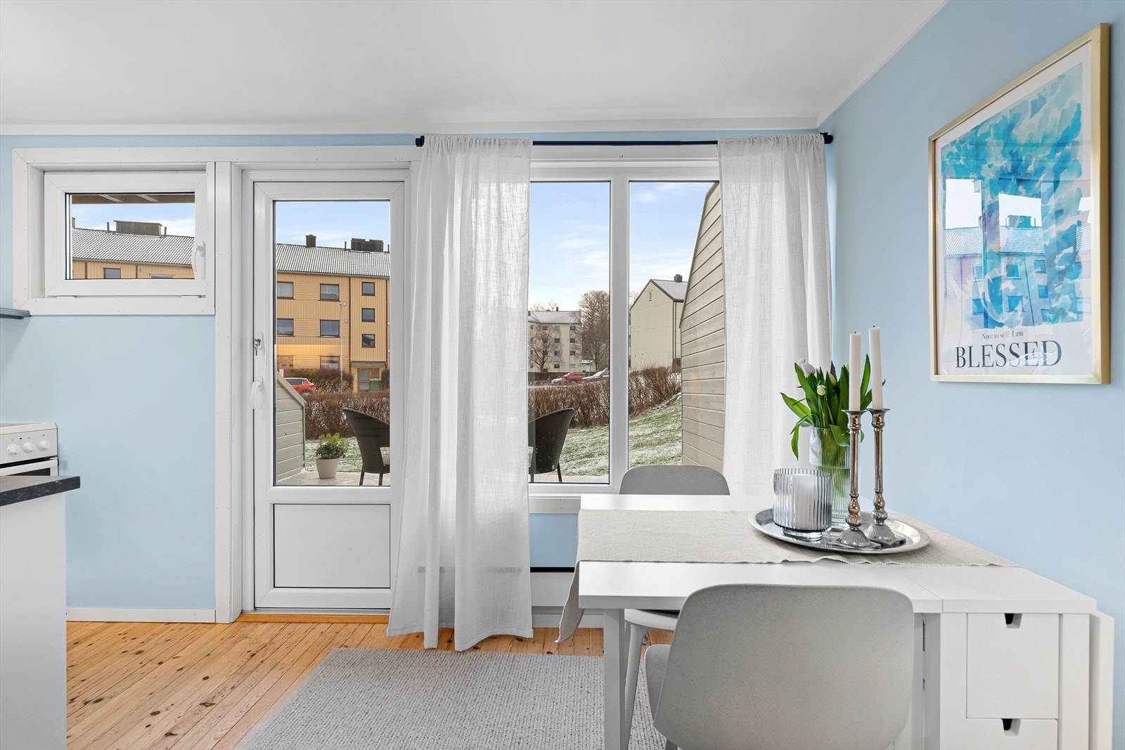 Velkommen inn! Leiligheten har en praktisk planløsning og inneholder en åpen stue/kjøkkenløsning med direkte tilkomst til terrasse og uteområde, bad, entre og soverom. Galleribilde