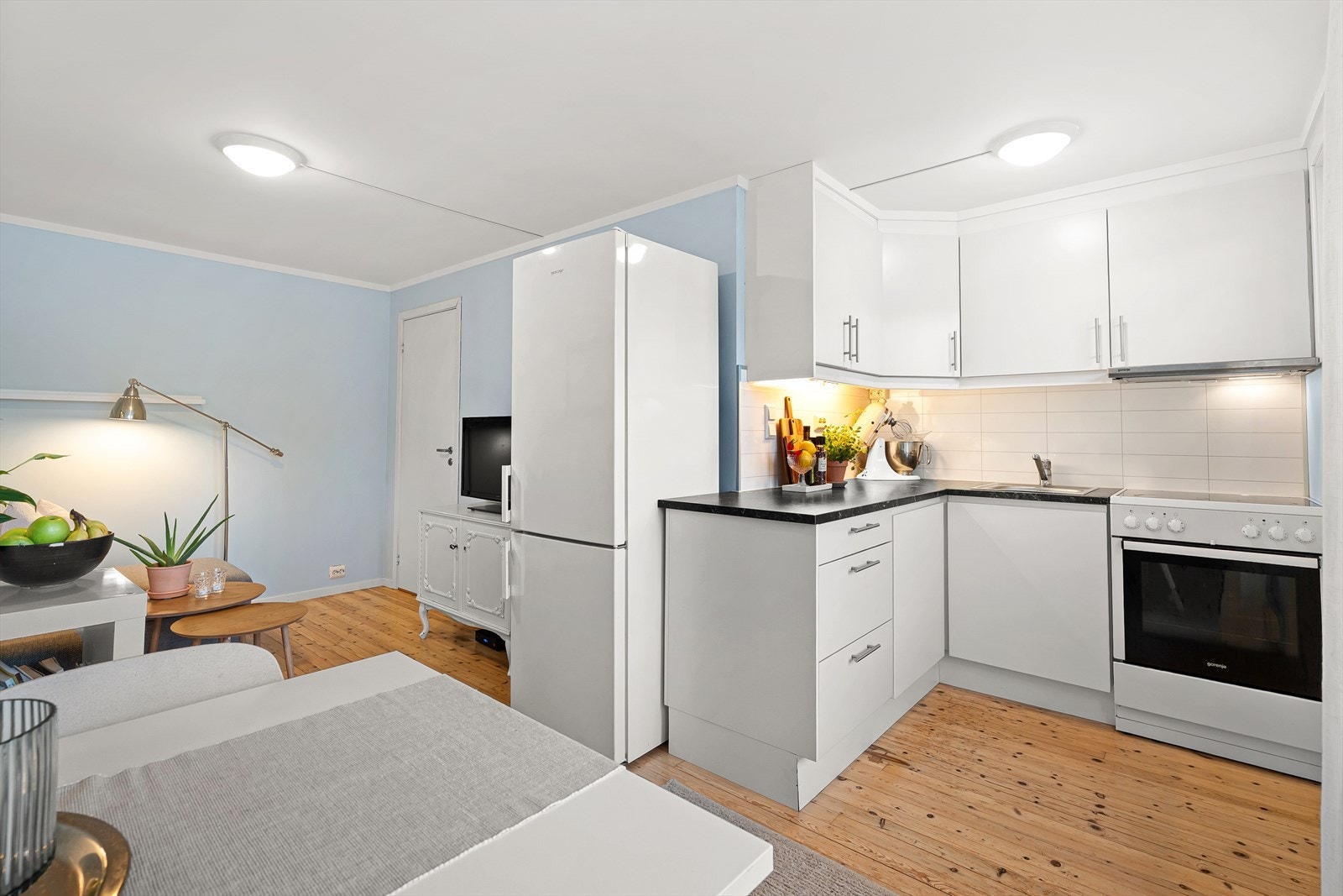 I den åpne stue/kjøkkenløsningen er det plass til både en sofa- og en spisestuegruppe. Kjøkkenet er fra Sørlandskjøkken med avsatt plass til komfyr og kjøleskap med frysedel. Galleribilde