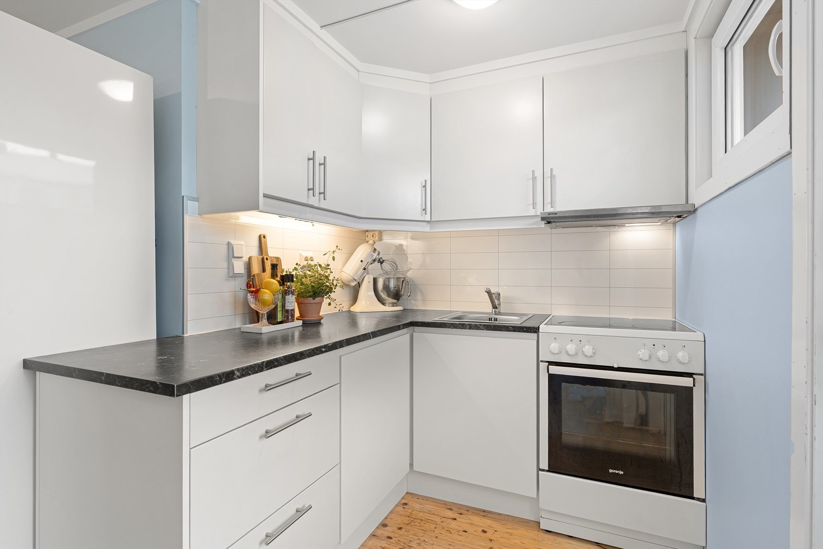 Det inneholder det du trenger og det er godt med lagringsplass i overskapene. Praktisk plate mellom over- og underskapene. Det er installert waterguard i tilknytting til varmtvannsbereder. Galleribilde