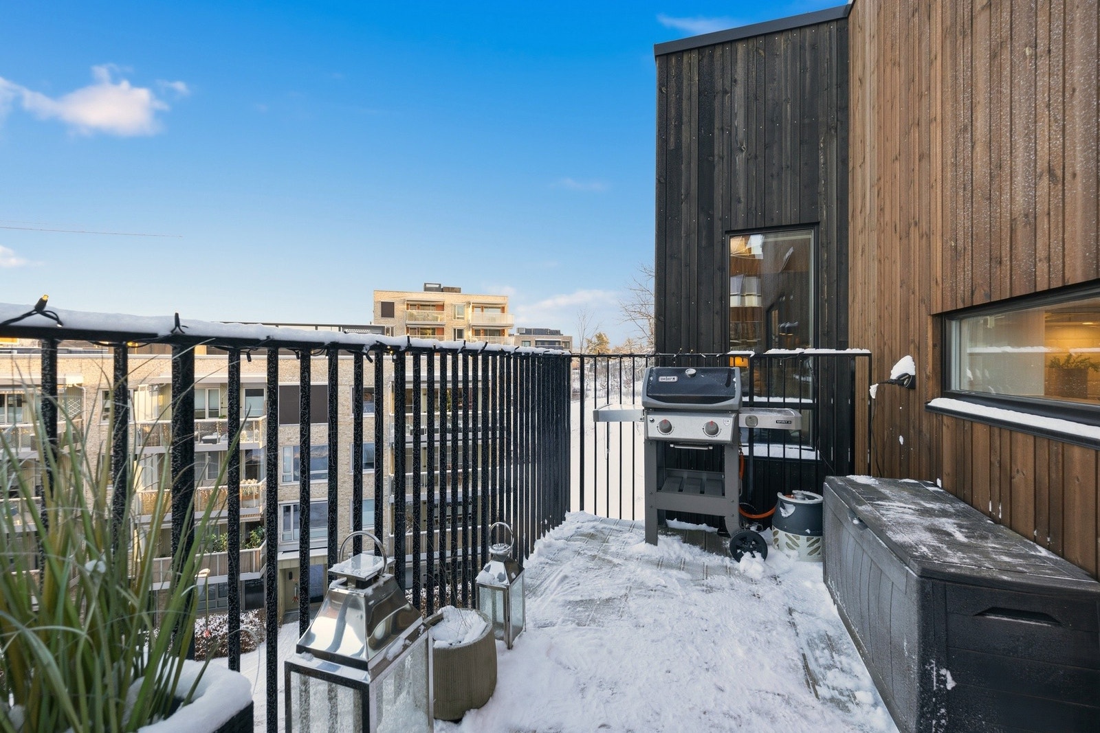 Fra stuen/ spisestuedelen er det utgang til en hyggelig balkong. Galleribilde