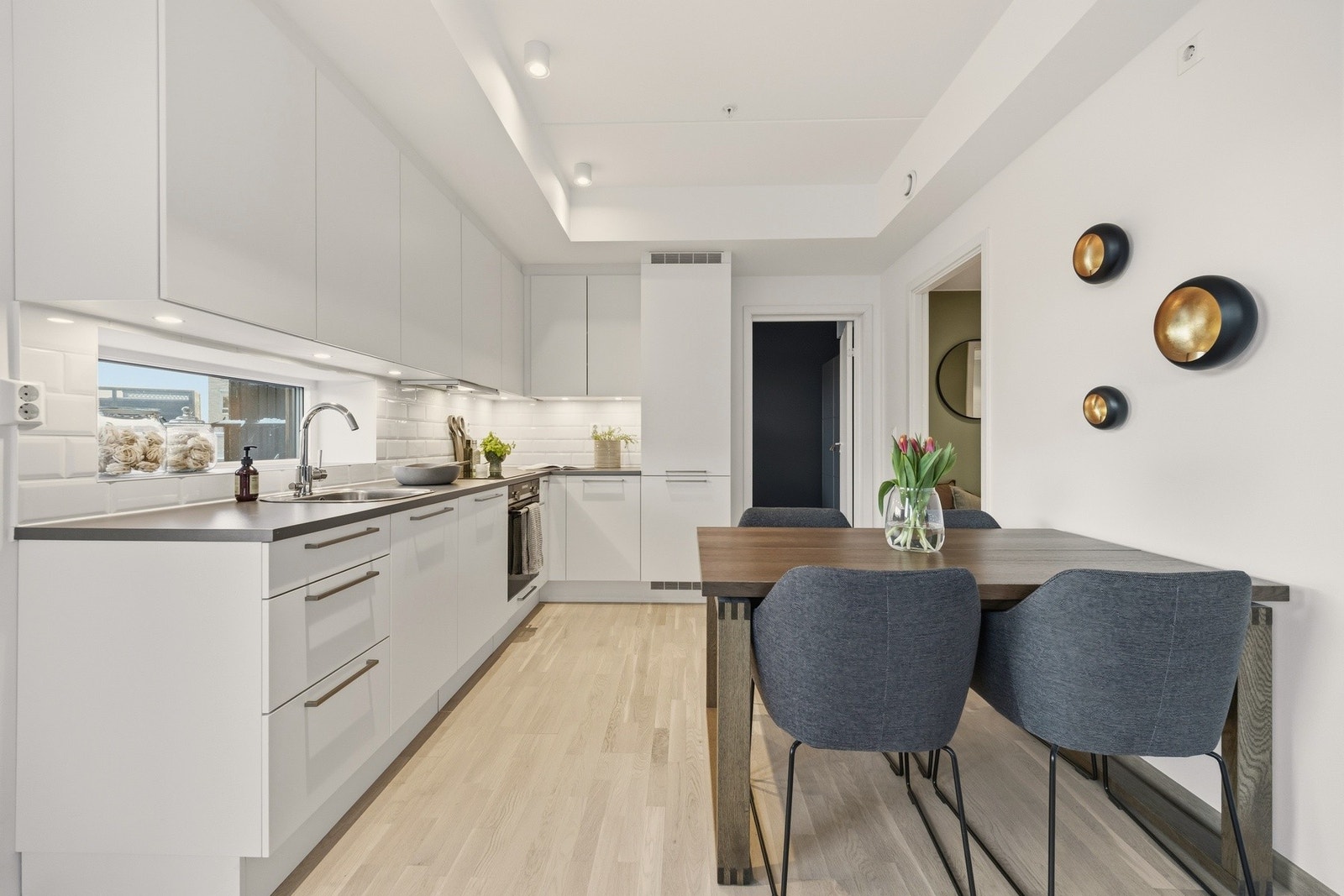 I tilknytning til stue og kjøkken er det plass til å innrede med spisebord. Galleribilde