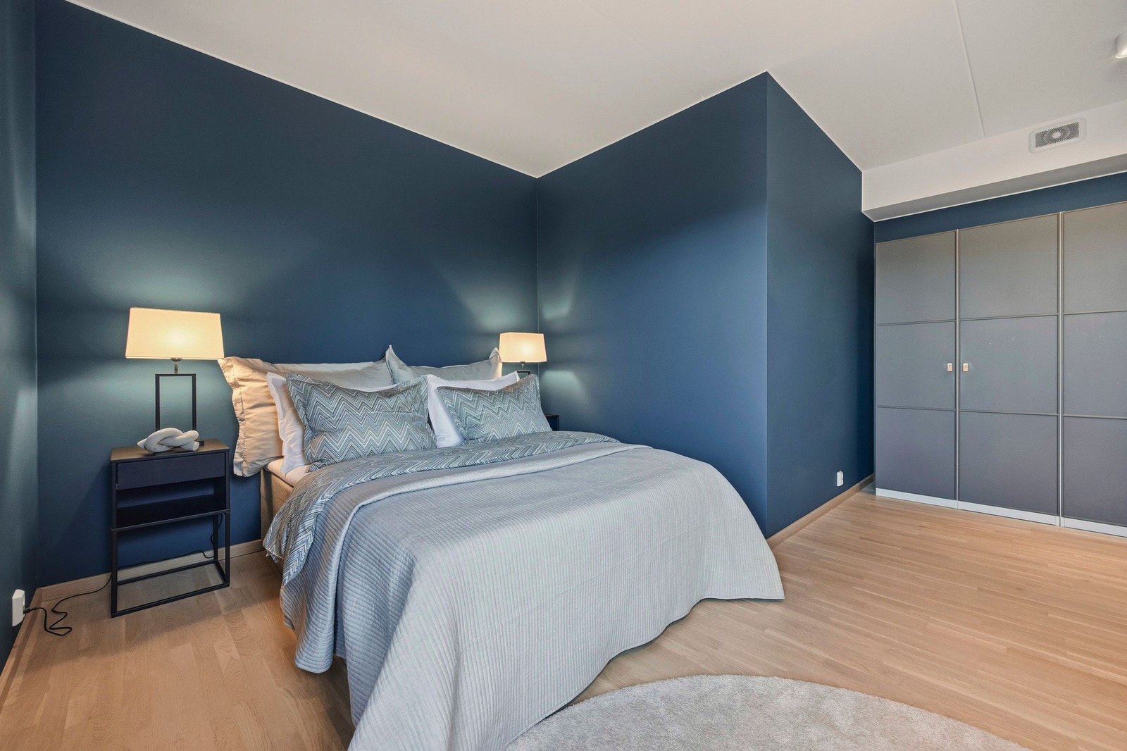 God oppbevaringsplass i garderobeskap. Galleribilde