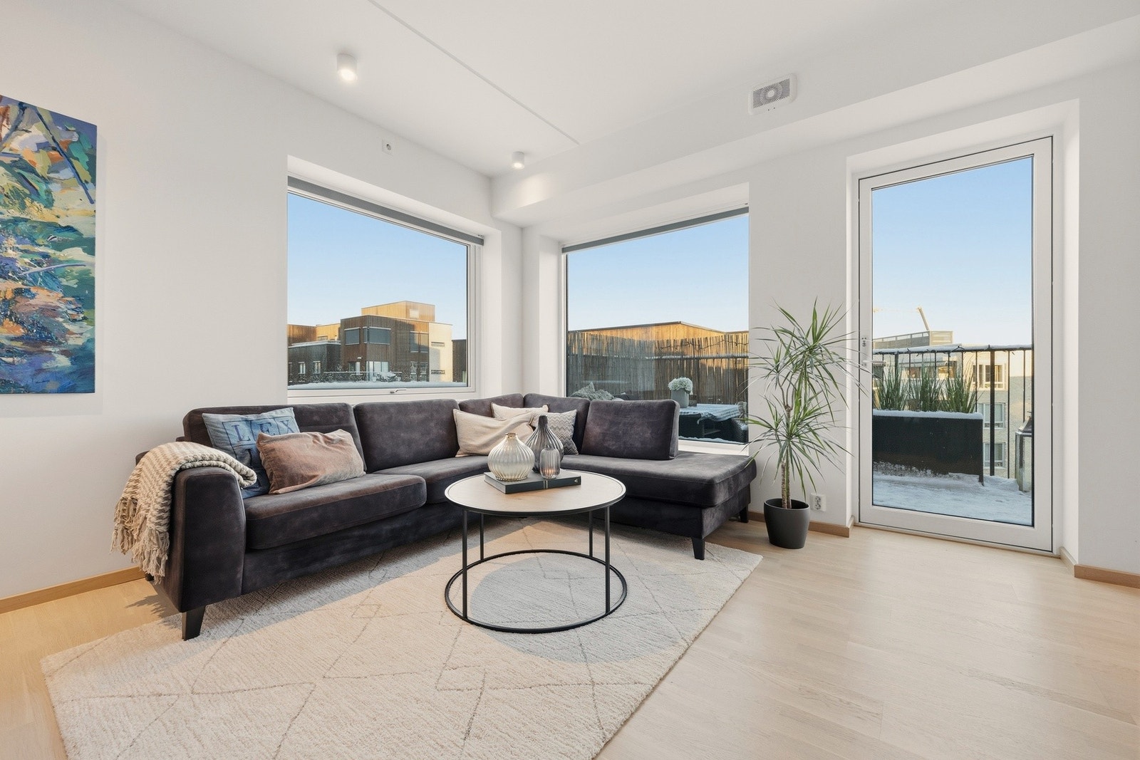 Stuen har flotte sosiale soner og er enkel å møblere Galleribilde