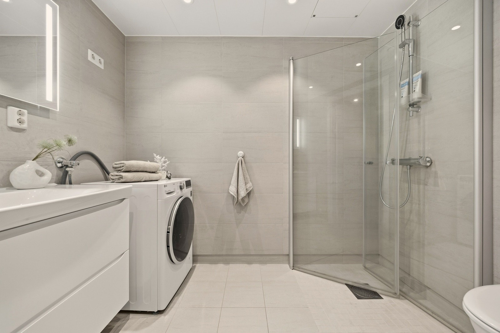 Moderne bad med tidløs design. Galleribilde