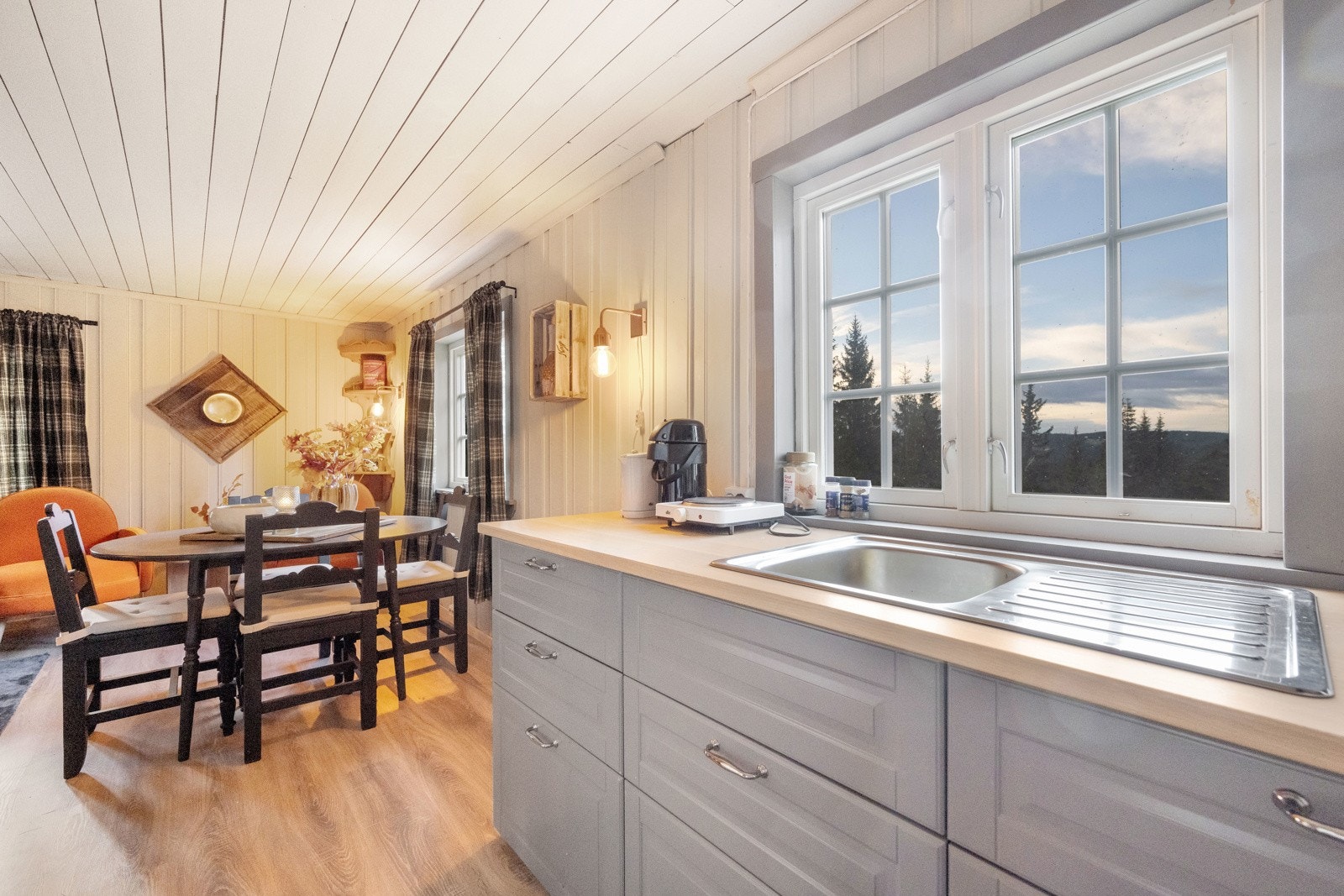 Stue og kjøkken i åpen løsning som gir en god romfølelse. Kjøkken med innredning fra perioden 2010-2014 Galleribilde