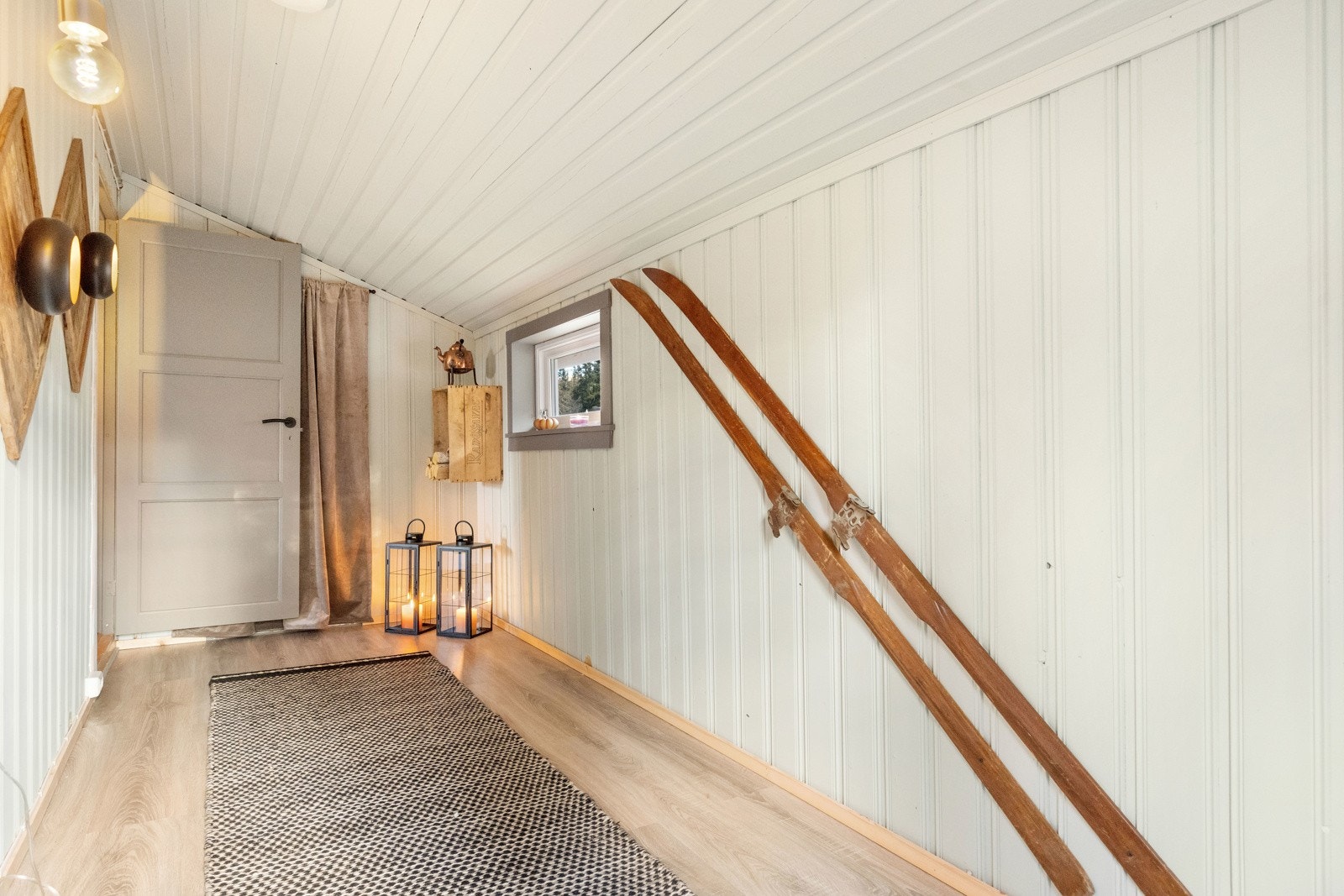 De fleste overflater er nymalte og det er lagt nytt laminatgulv Galleribilde