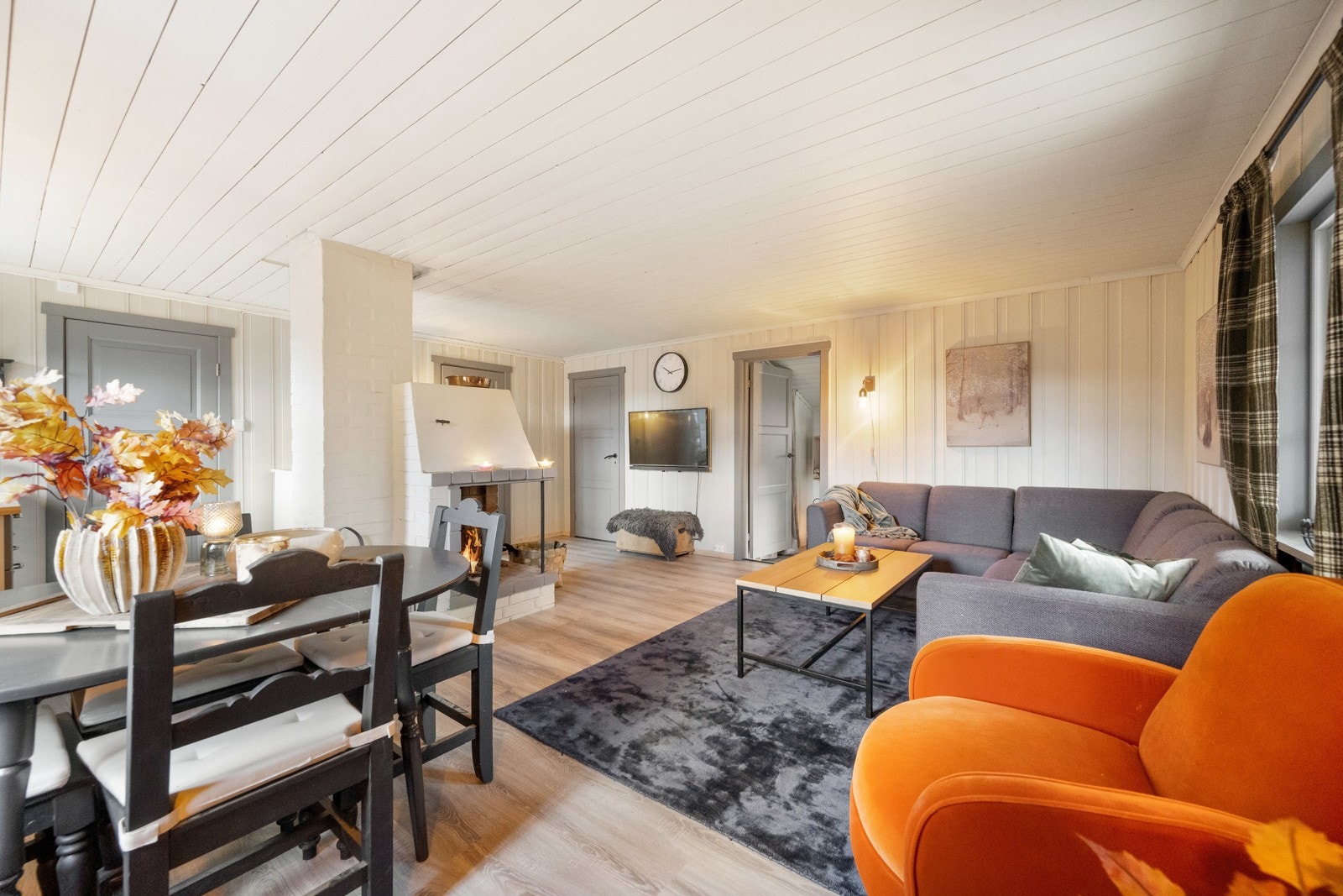 Hyggelig oppholdsrom for både store og små, rommet inviterer til hyggelige måltider, kort- og brettspill etc Galleribilde