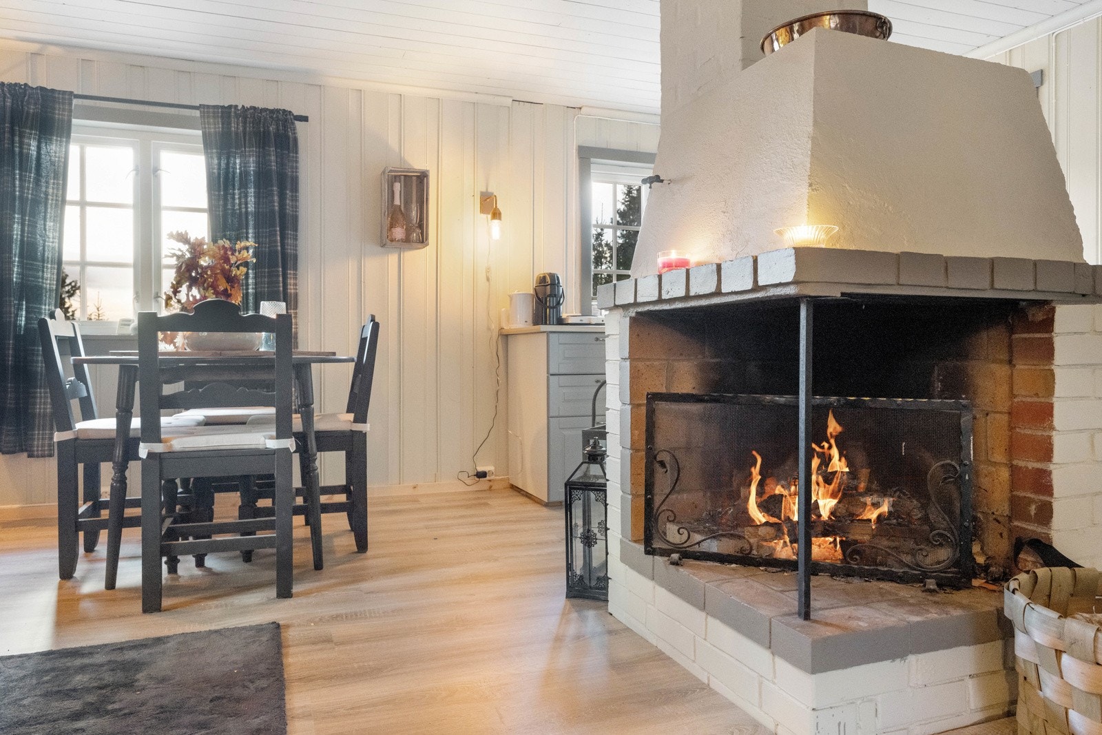 Flott peis i rommet som varmer godt og skaper en god atmosfære Galleribilde