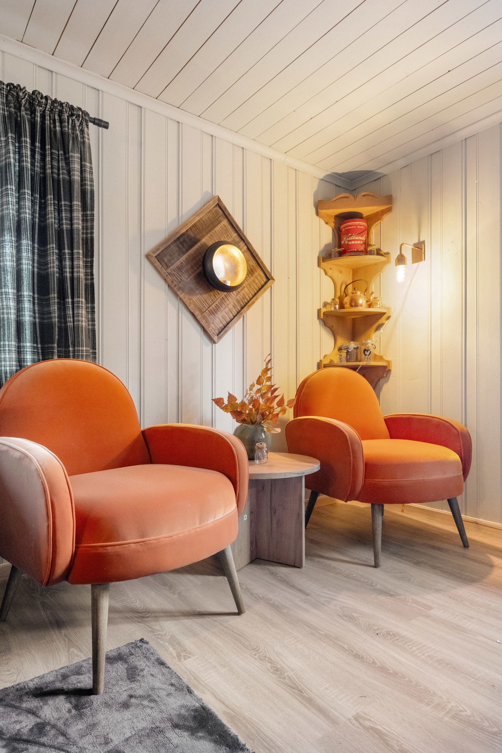 Stua har flere fine oppholdsplasser, her er det trivelig å sette seg for å lese en god bok Galleribilde