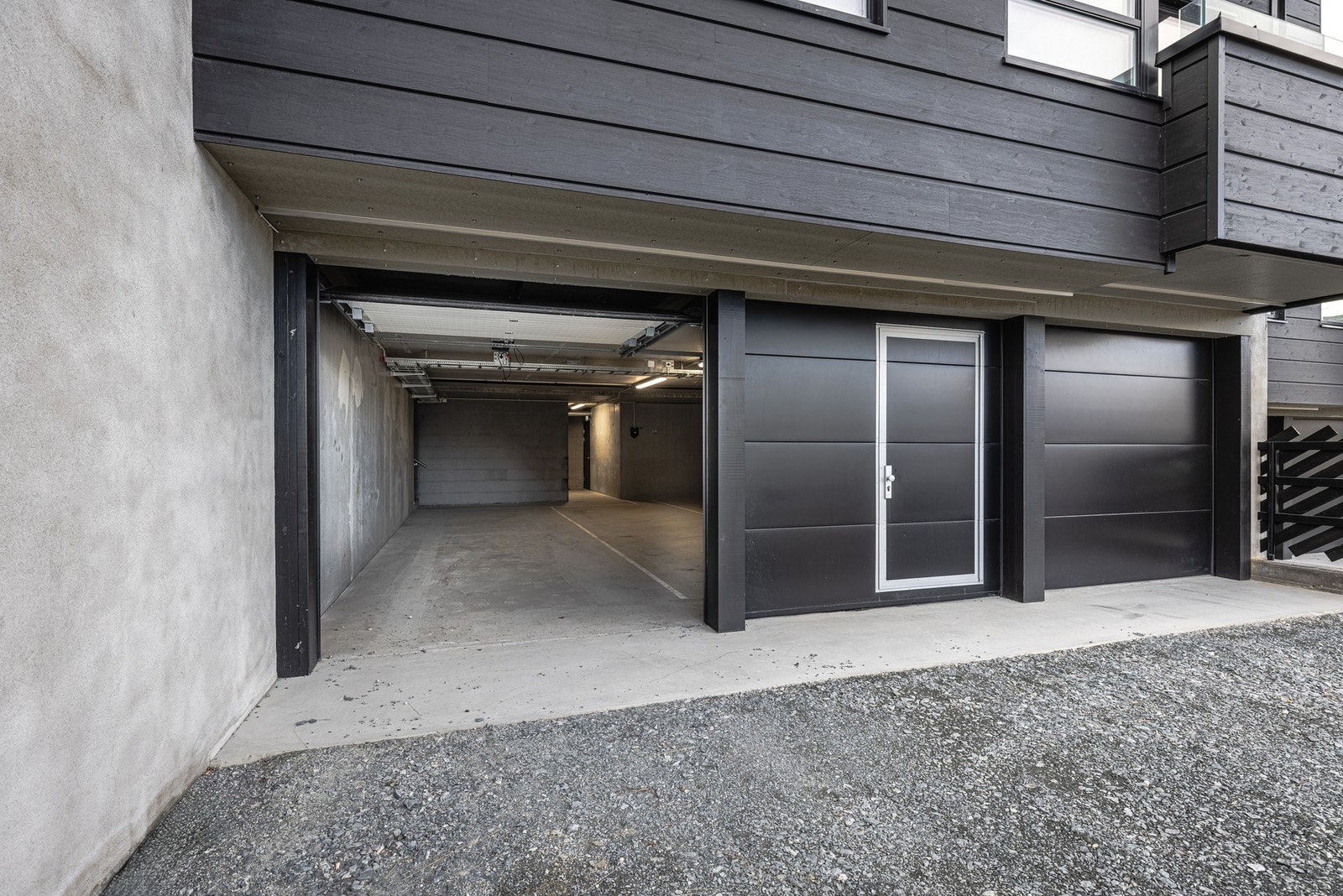 Leiligheten har garasje med to biloppstillinger i rekker. Galleribilde