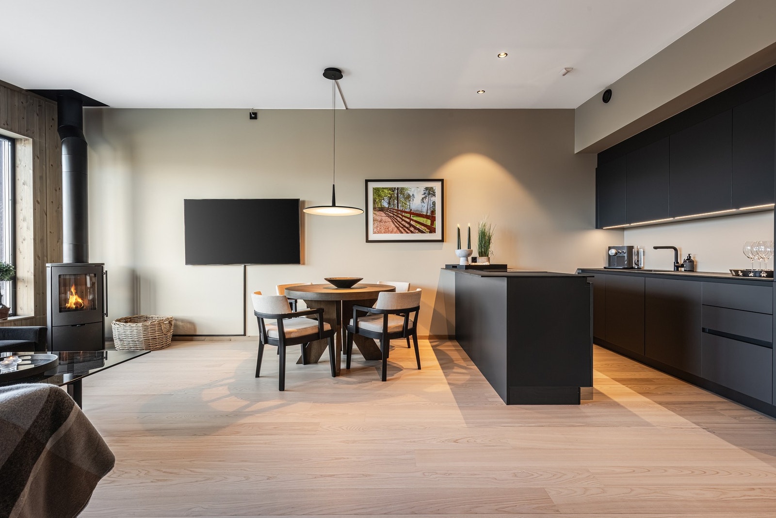 Peisovn sentralt plassert i stuen, som gir en lun atmosfære. Galleribilde