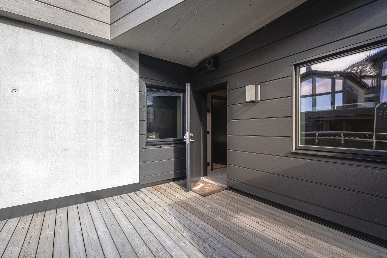 Ved inngangspartiet har man solrik og hyggelig uteplass. Galleribilde