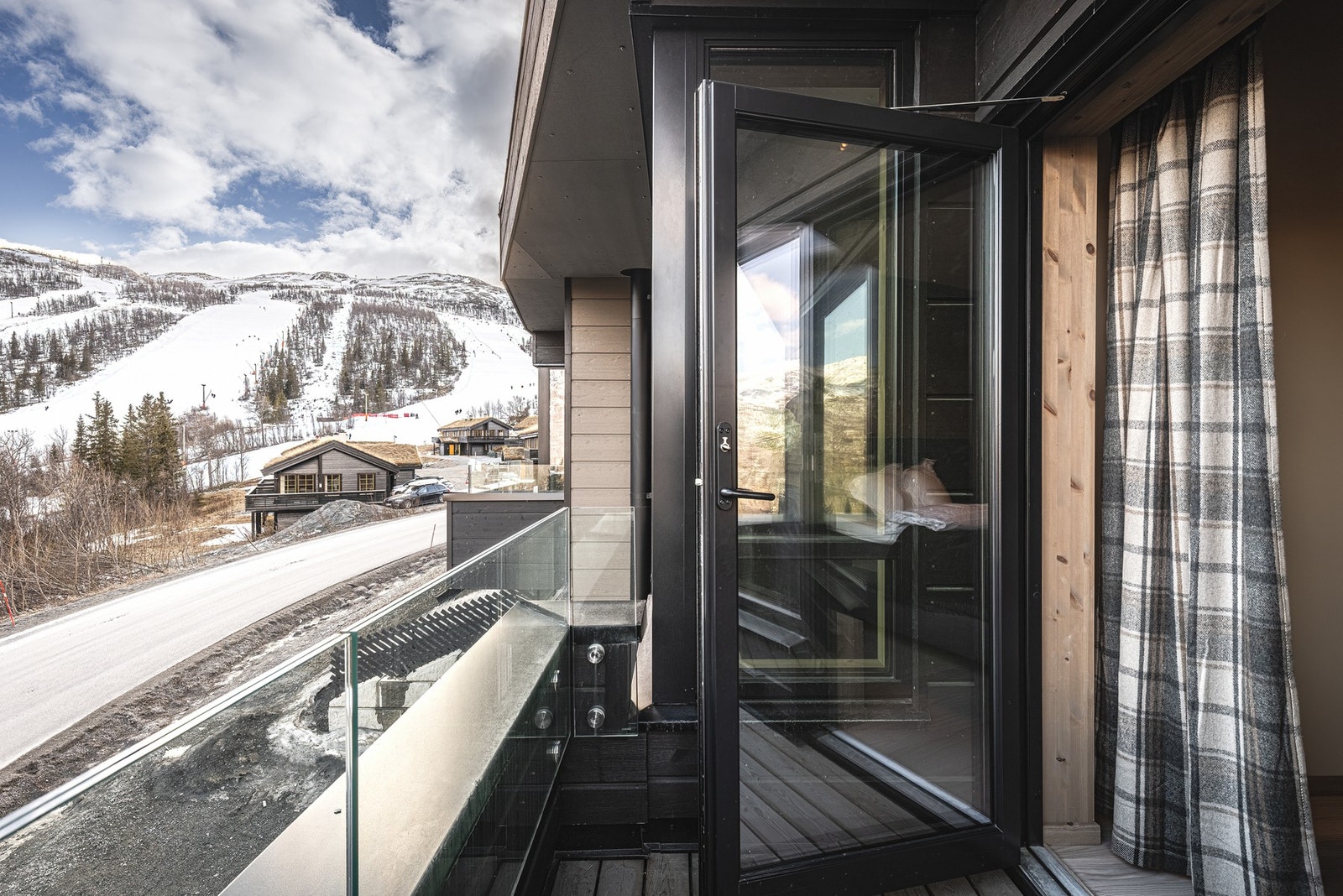 Utsikt fra balkong innenfor hovedsoverom. Galleribilde