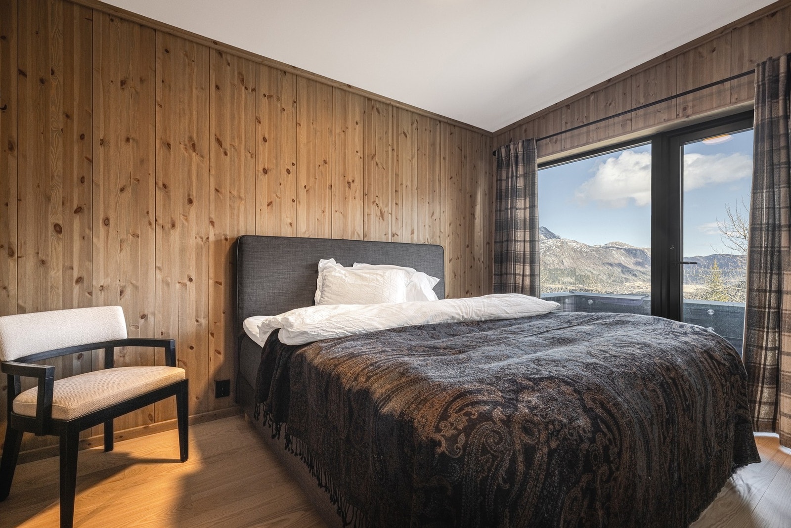 Hovedsoverom med nydelig utsikt mot fjellene. Galleribilde