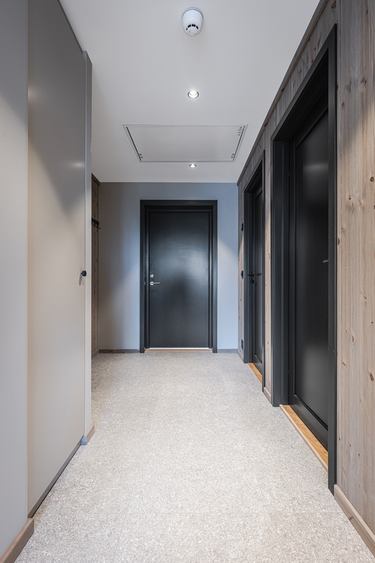 Romslig gang med skal for tekniske føringer. Galleribilde