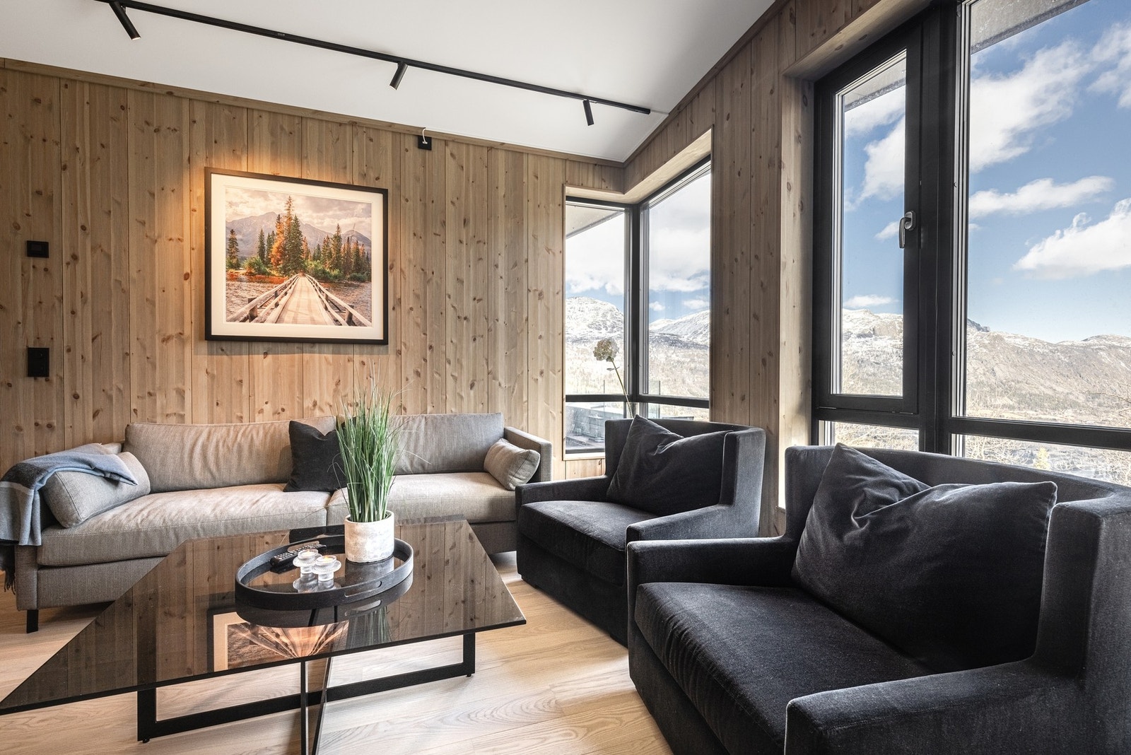 Fra stuen er det flott utsikt over de vakre nordfjellene og utover dalføret. Galleribilde