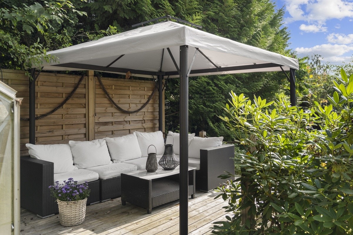 Pergola med koselig sittegruppe Galleribilde