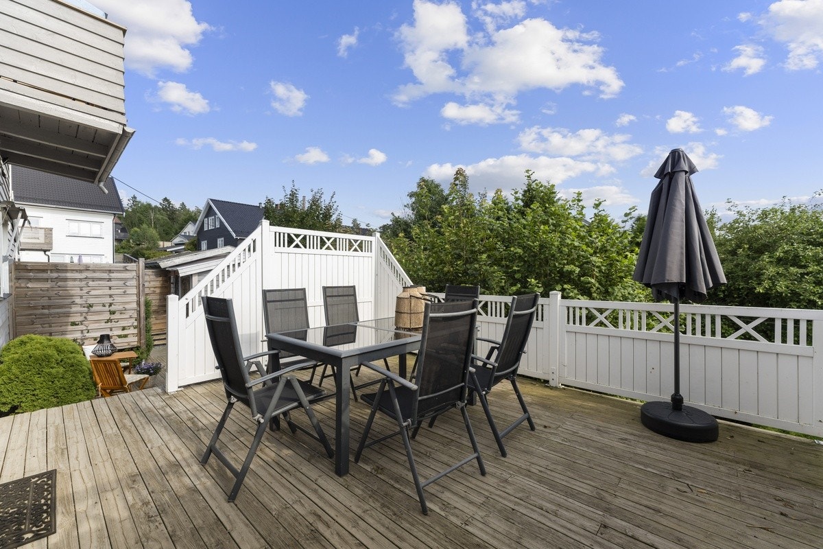 Terrasse med spisestoler og grill Galleribilde