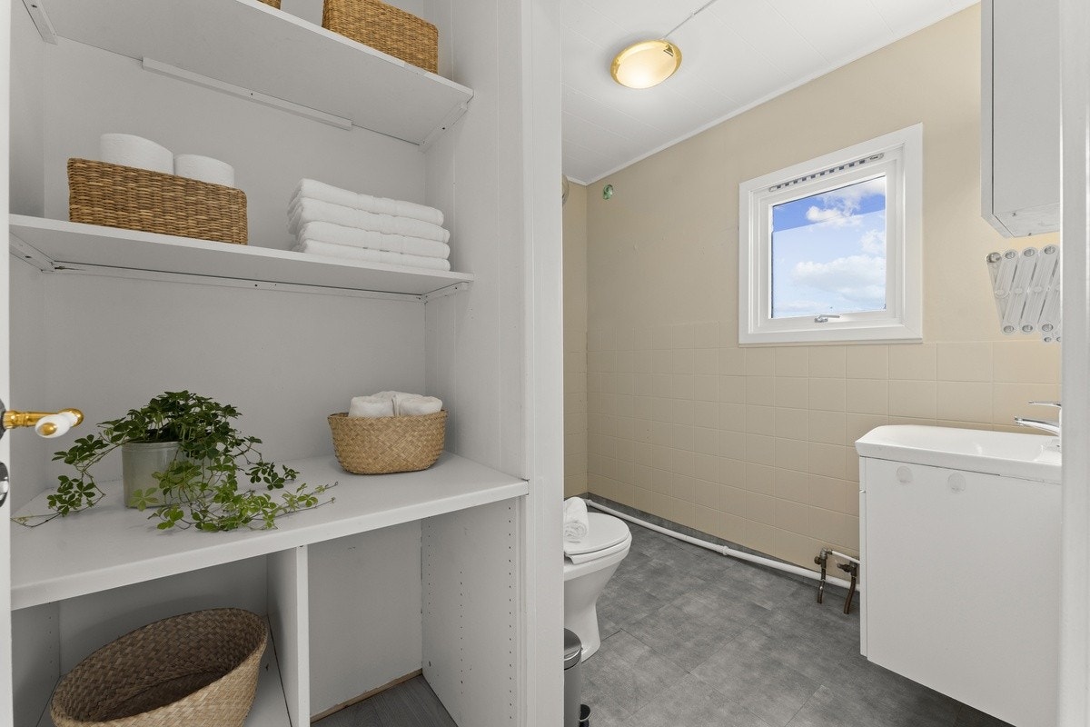 Bad med dusj og WC Galleribilde