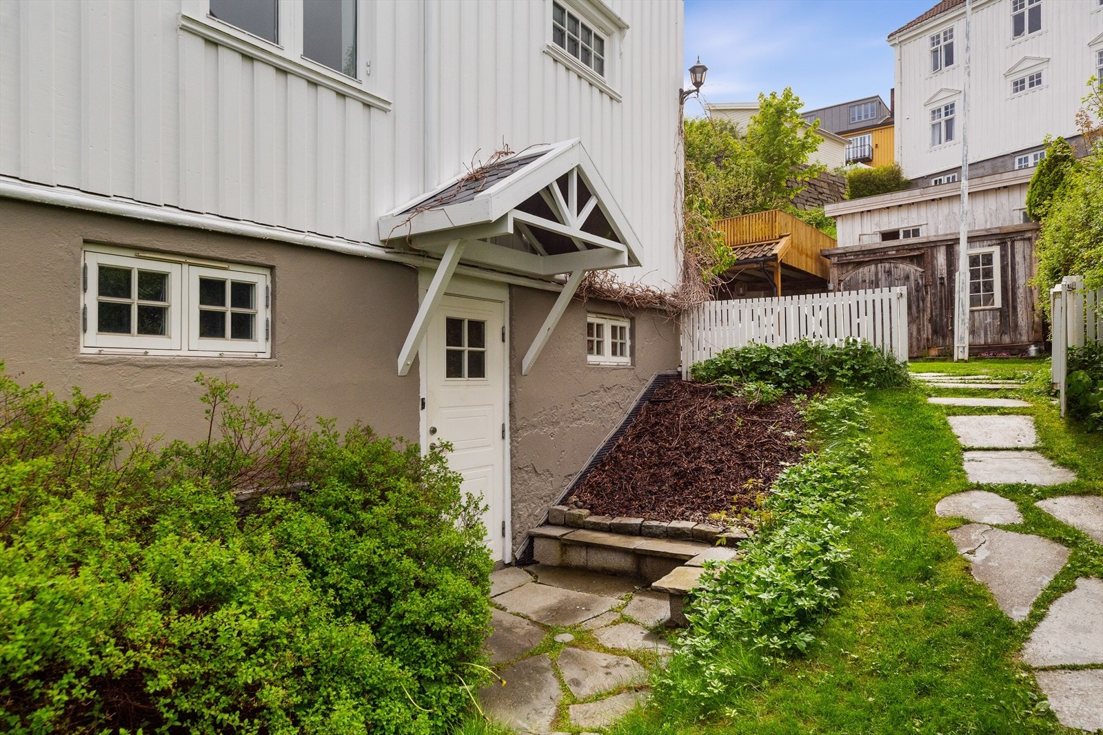 Det er egen inngang til boligens sokkeletasje, samt innvendig adkomst. Galleribilde