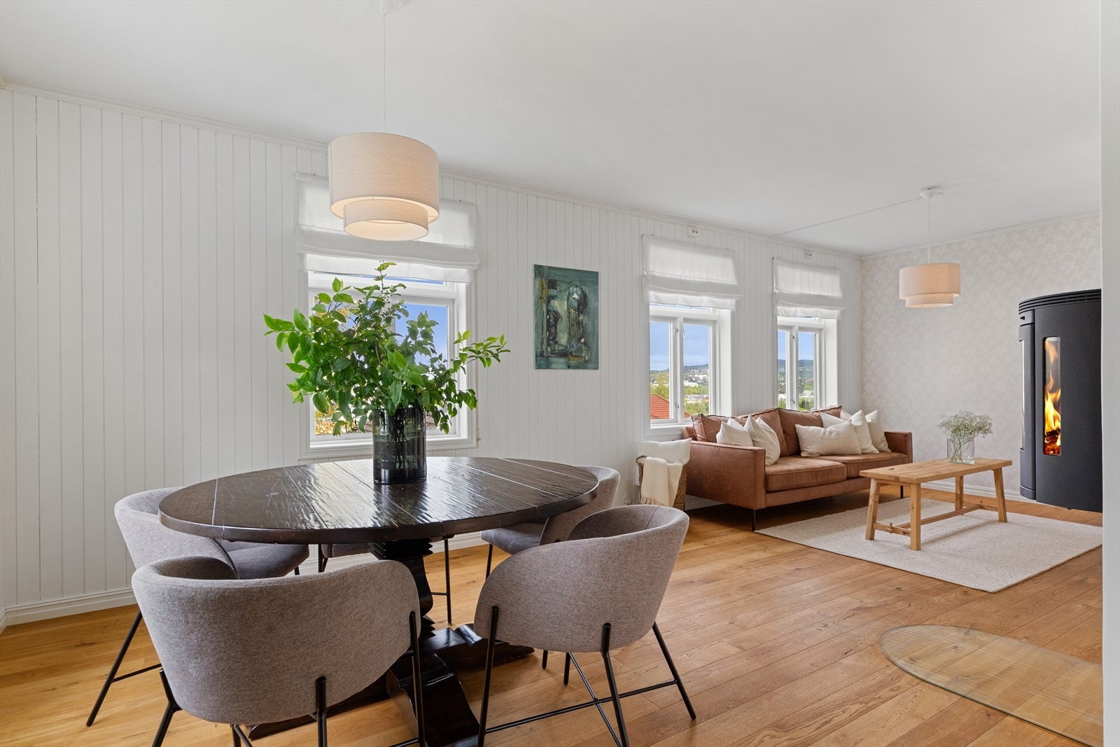 På stuen er det etablert ilsted for lun og koselig oppvarming. Ovnen er byttet i 2010. Galleribilde