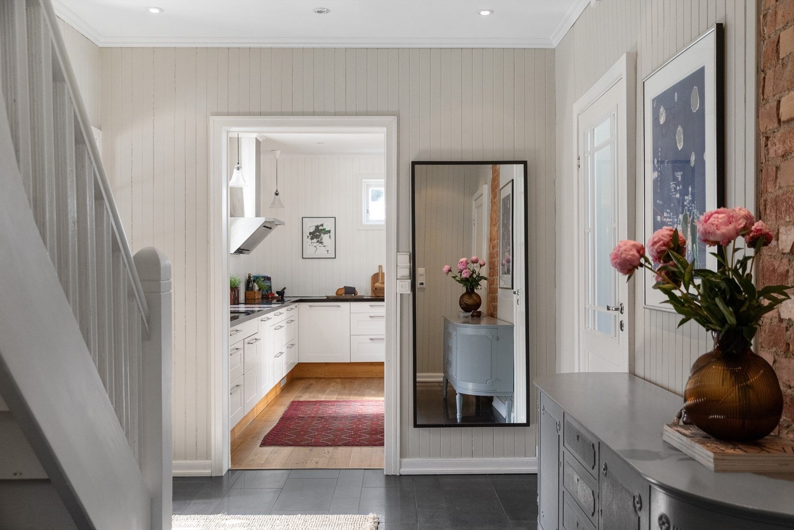 Inngangspartiet er på 13 kvm med god plass til oppbevaring av sko og yttertøy. Galleribilde