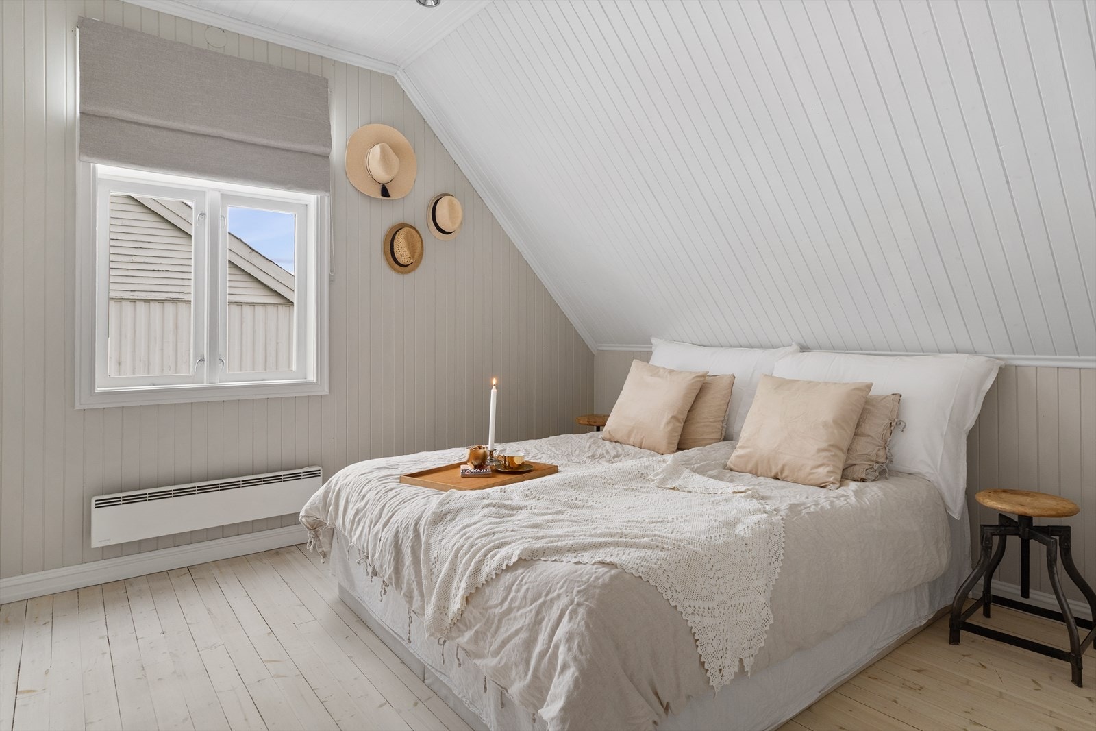 Soverommene er fordelt med tre i andre etasje og et i første etasje. Galleribilde