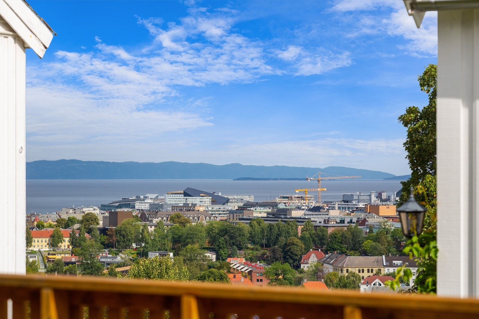 Nydelig utsikt mot Trondheim og Trondheimsfjorden. Galleribilde