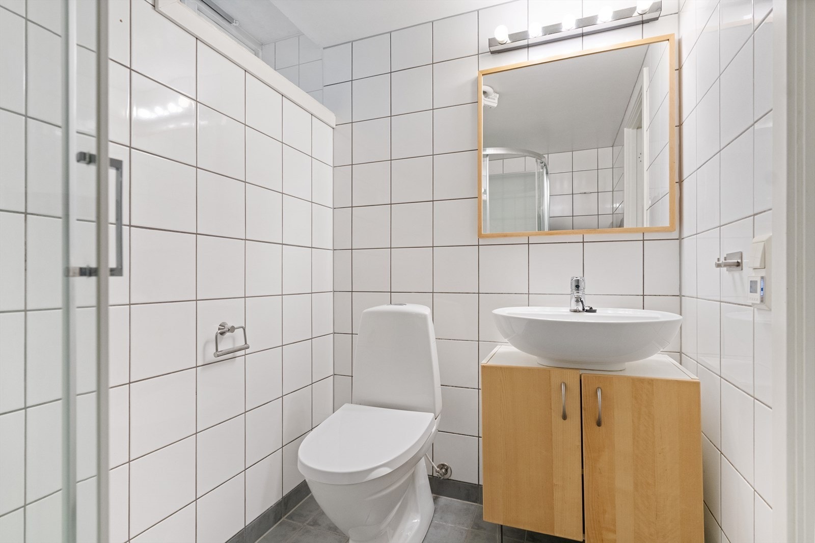 Badet er innredet med fliser på gulv og vegg. Fuktforhold er vurdert til TG0 av takstmann. Galleribilde