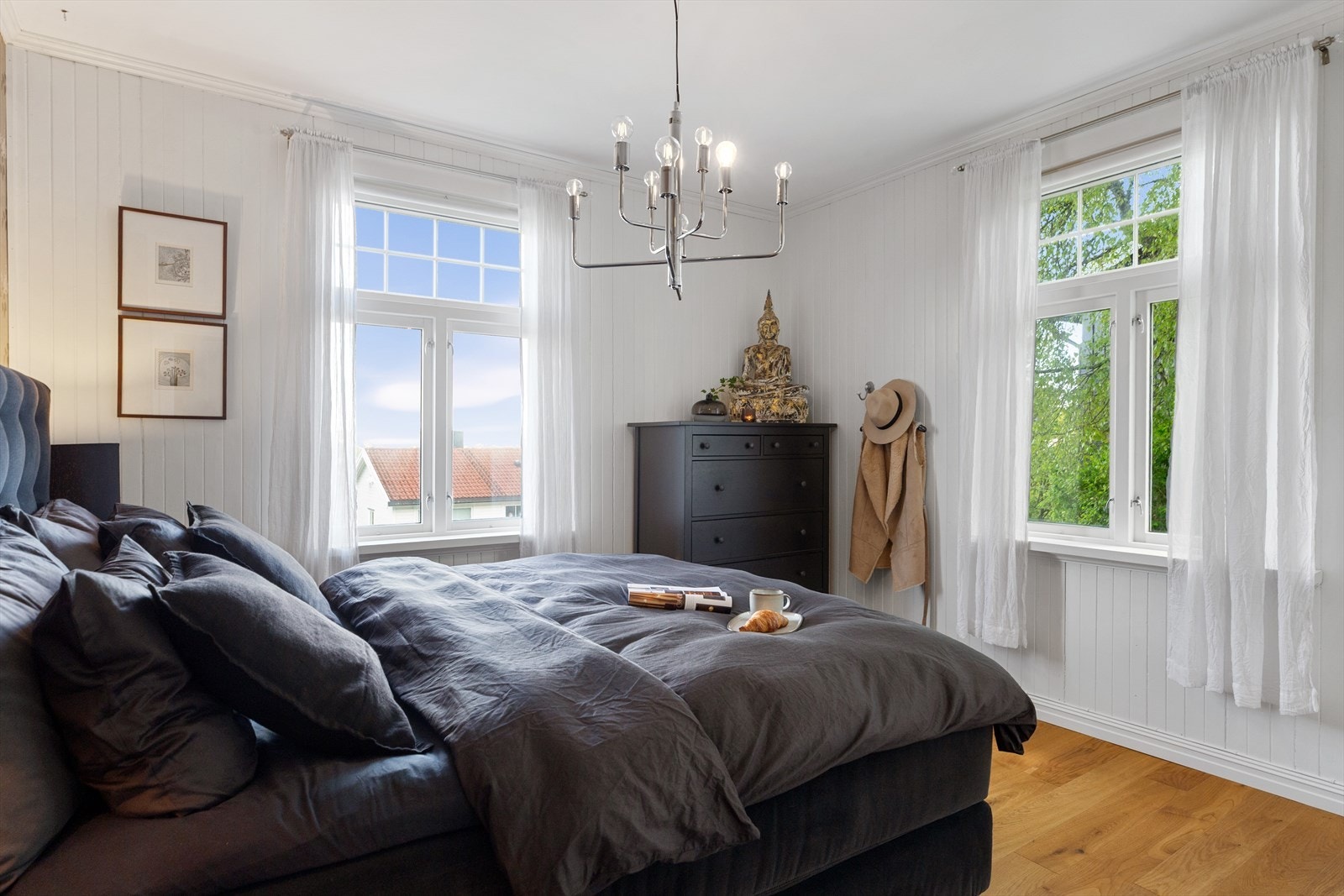 Hovedsoverommet befinner seg i boligens første etasje og måler hele 13,5 kvm. Galleribilde