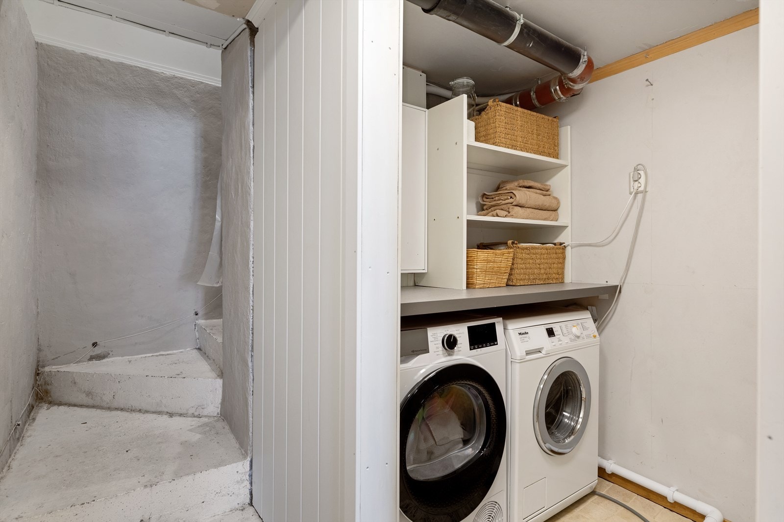 I underetasjen er det etablert praktisk vaskerom. VVB for hoveddel av huset er byttet i 2021. Galleribilde