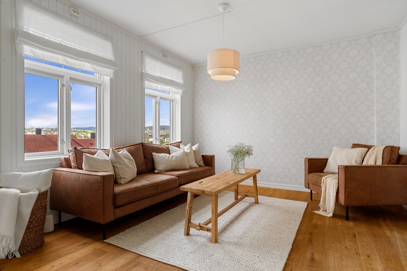 Her er det er mulig å åpne opp vegg eller etablere dør mot soverom for større stue/spisestue. Galleribilde