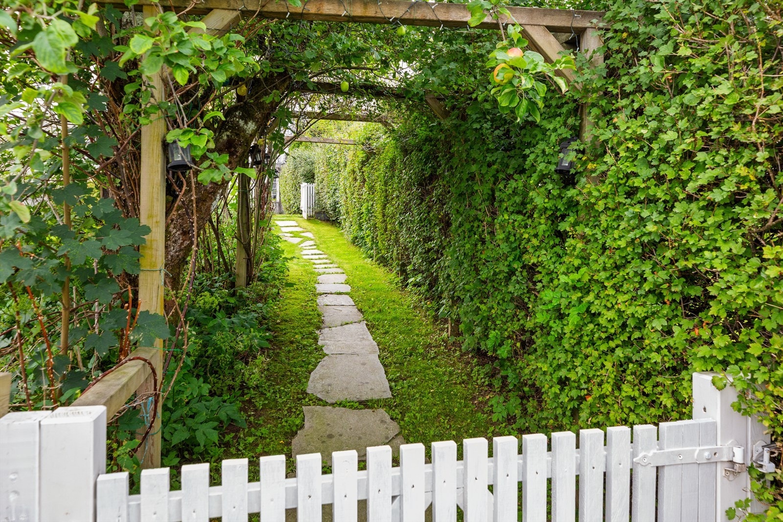 En flott enebolig med ettertraktet beliggenhet, nydelig utsikt og gode leieinntekter. Galleribilde