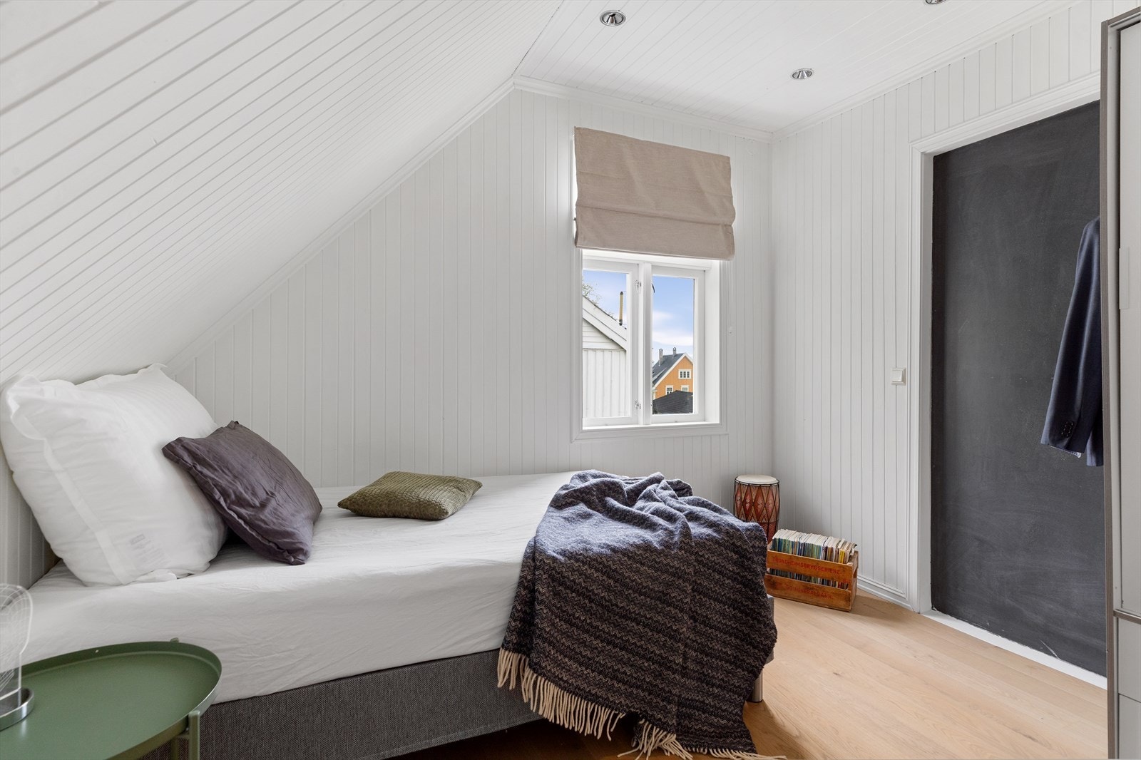 To av soverommene i 2. etasje er på 10,5 kvm. Det største soverommet er på 11 kvm. Galleribilde