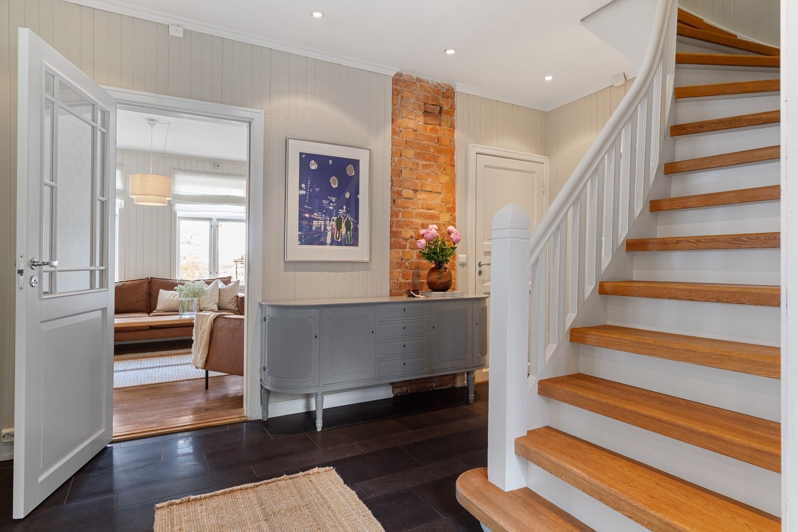 Fra hallen har du adkomst til boligens underetasje og andre etasje. Galleribilde