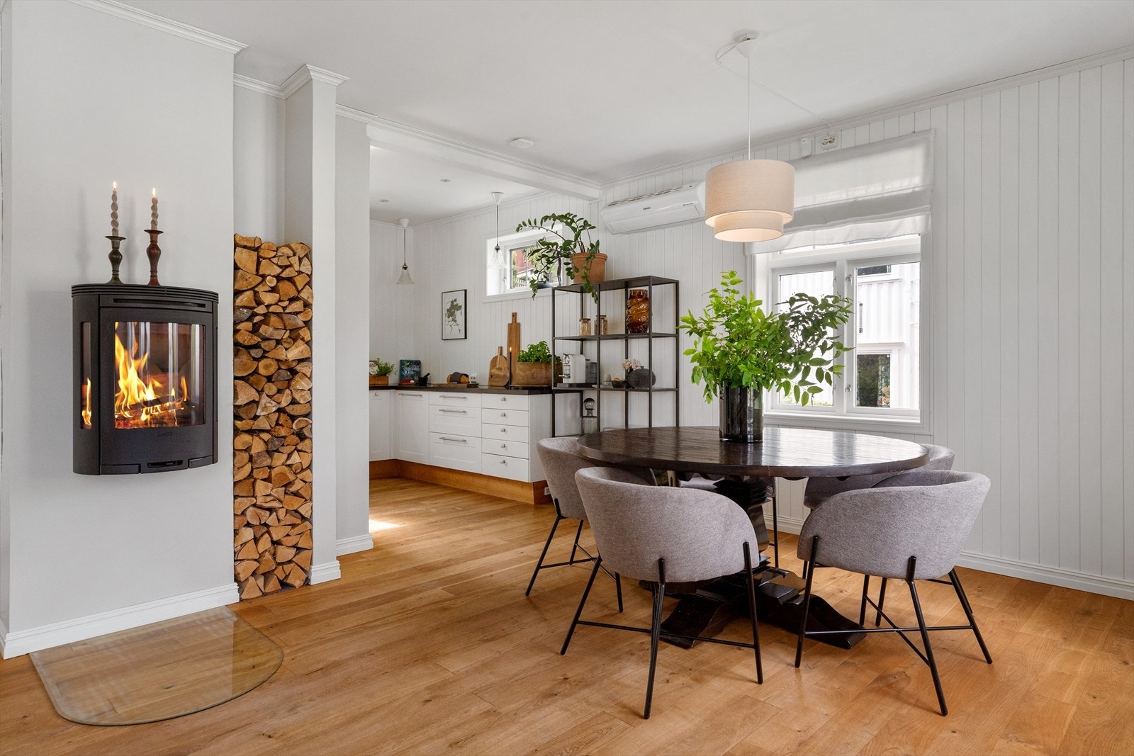 Stue og kjøkken i første etasje ligger i delvis åpen løsning på totalt 40 kvm. Galleribilde