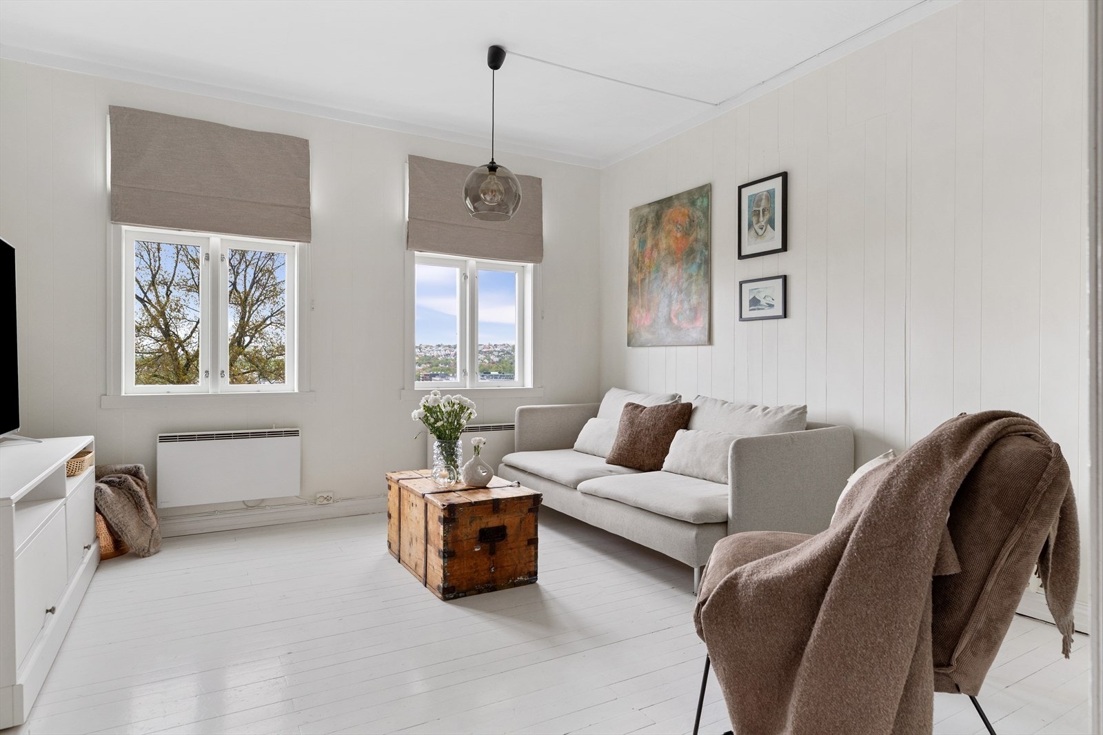 I andre etasje finner du stue nummer to som egner seg godt til tv-stue, lekrom eller sosial samlingsplass. Galleribilde