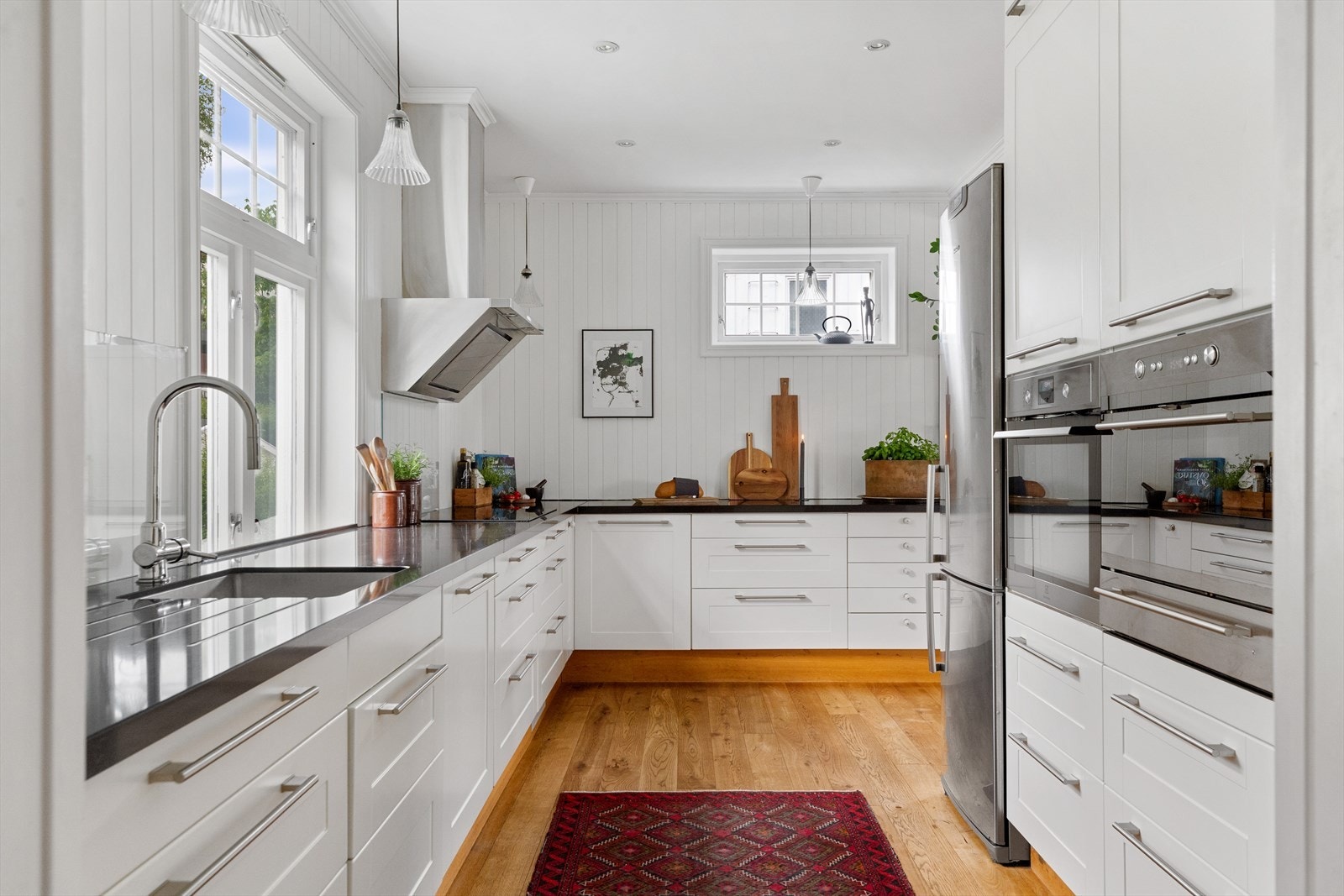 Kjøkkenet er i stilren utførelse og vurdert til TG1 av takstmann. Galleribilde