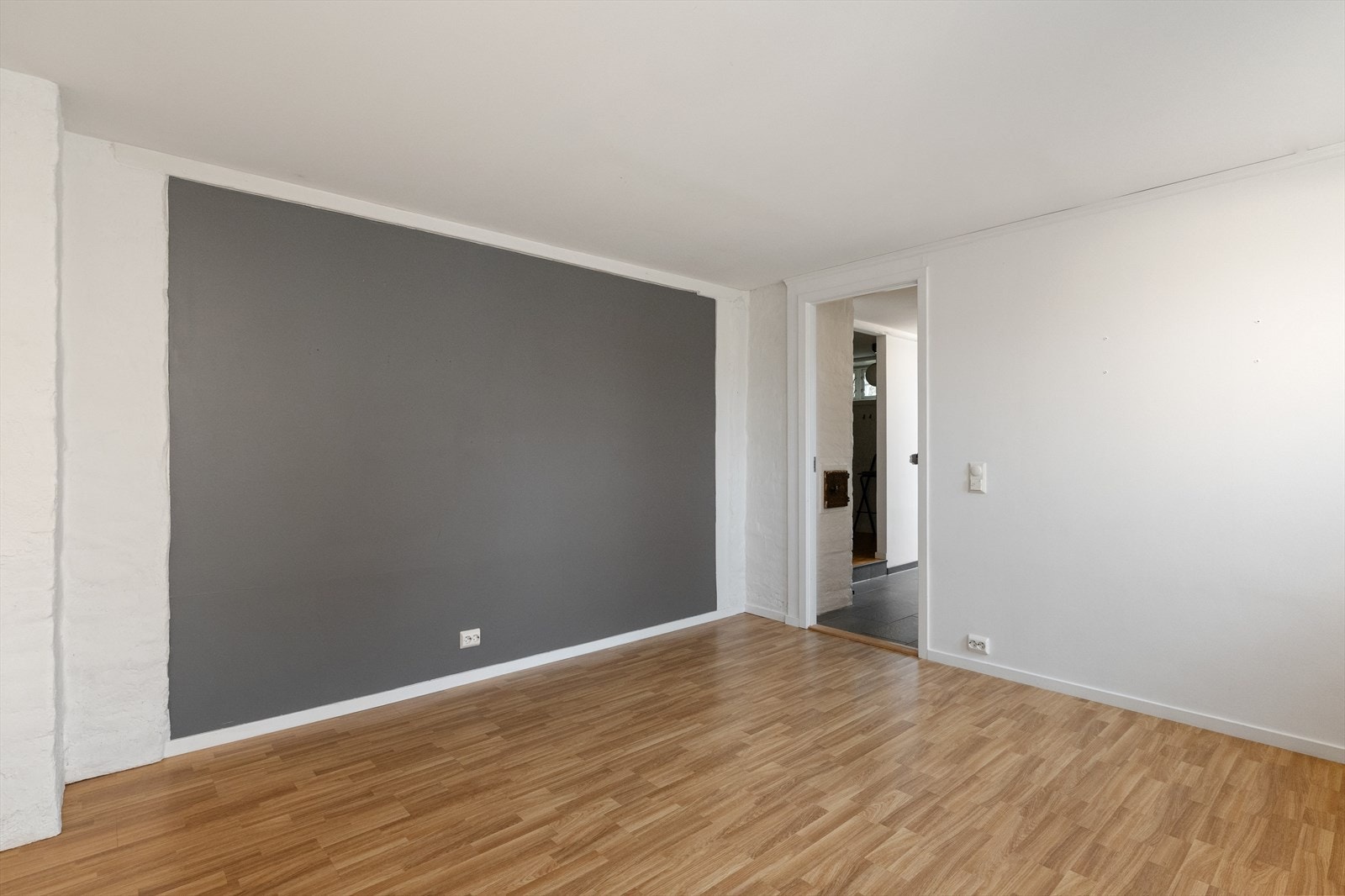 Deler av underetasjen er leid ut for kr. 11 000,- pr mnd som rom i egen bolig (vann og internett inkludert, egen strøm). Utleieforholdet medfølger handelen. Galleribilde