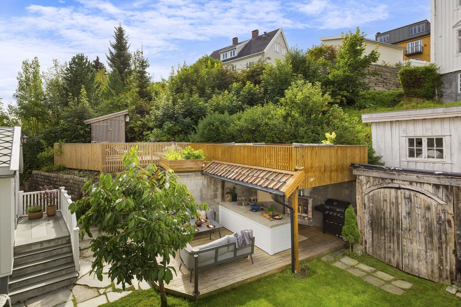 Det foreligger ferdigattest for terrasse og utekjøkken datert 16.10.2025. Galleribilde