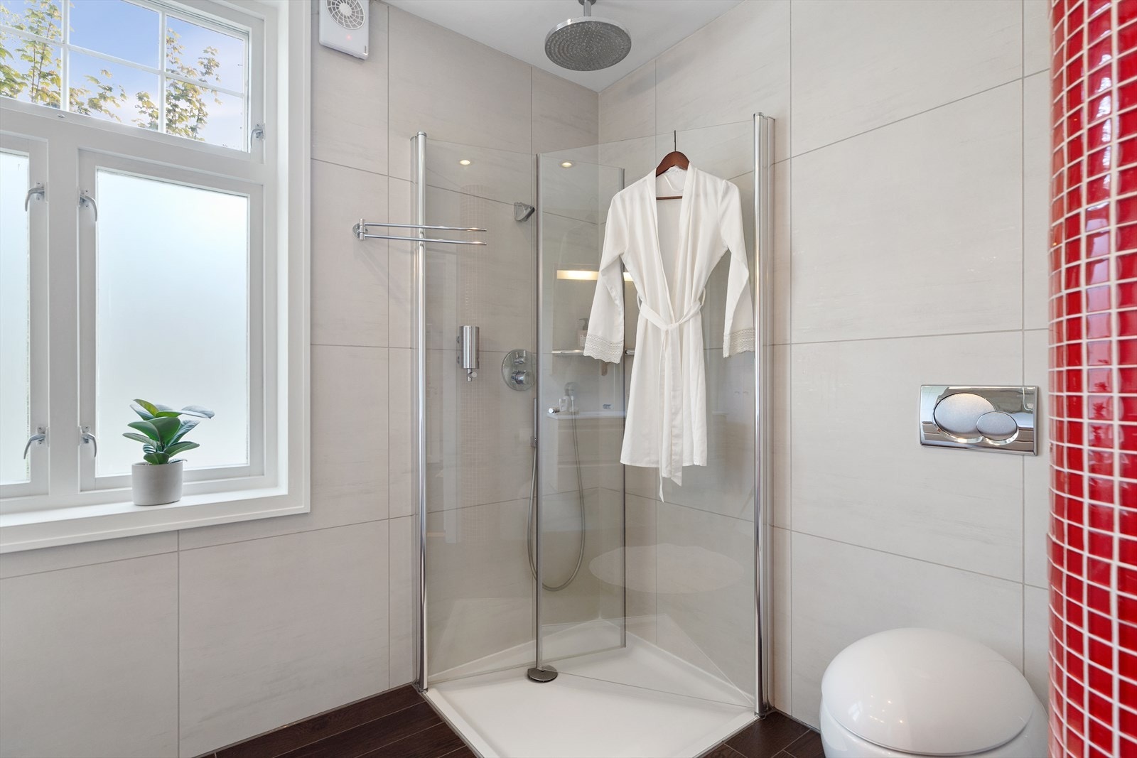 I første etasje finner vi et bad på 5 kvm, etablert med flis på gulv og vegger. Galleribilde