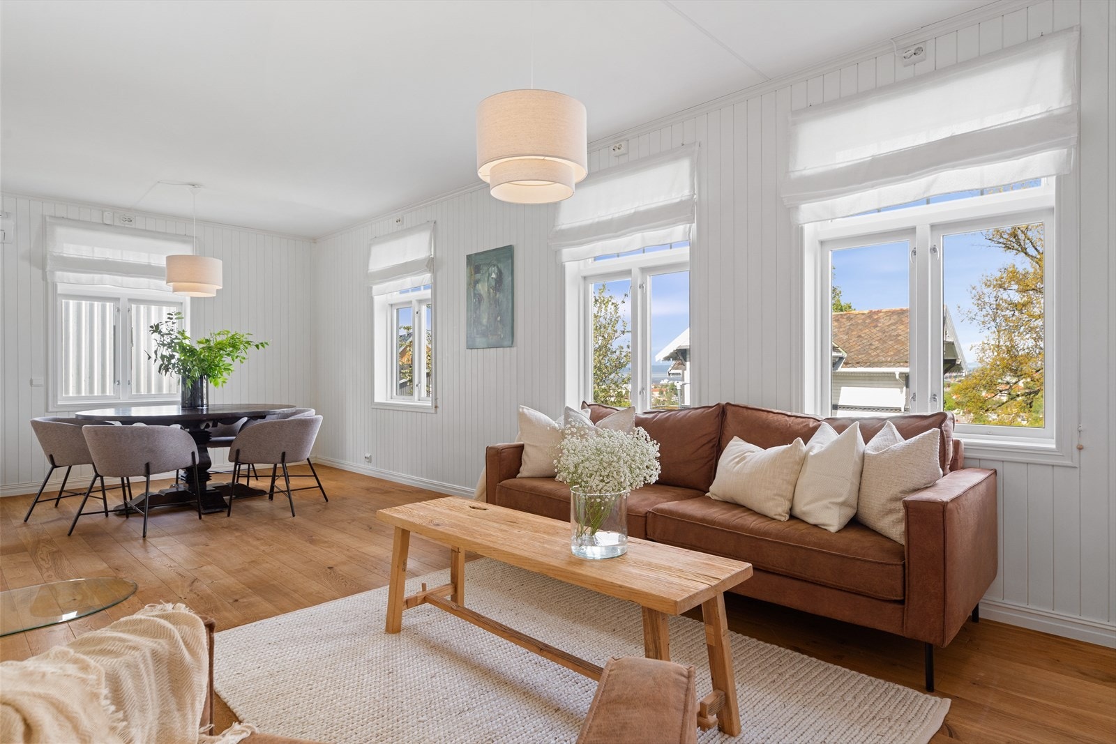 Boligens hoveddel går over alle tre etasjene med blant annet fire store soverom, to bad og to stuer. Galleribilde