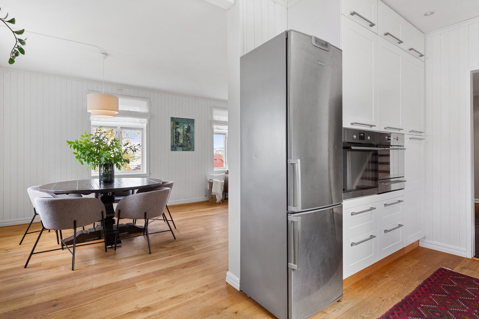 Arealet åpner for en rekke møbleringsmuligheter med plass til sofagruppe, middagsbord og ytterligere møblering om ønskelig. Galleribilde