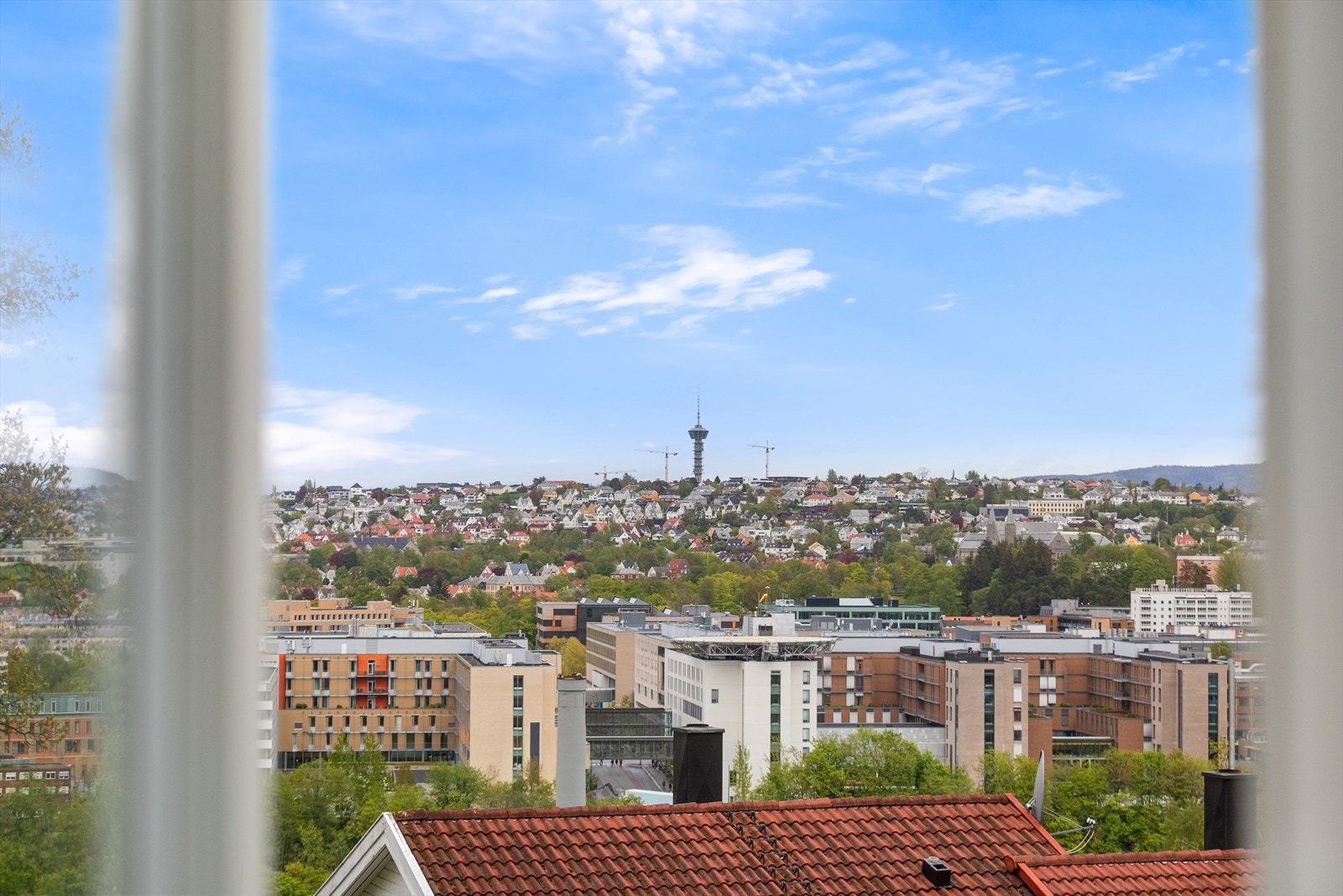 Boligen strekker seg over hele 219 kvm, og deler av underetasjen er pr.d.d. leid ut for kr. 11 000,- i måneden. Galleribilde